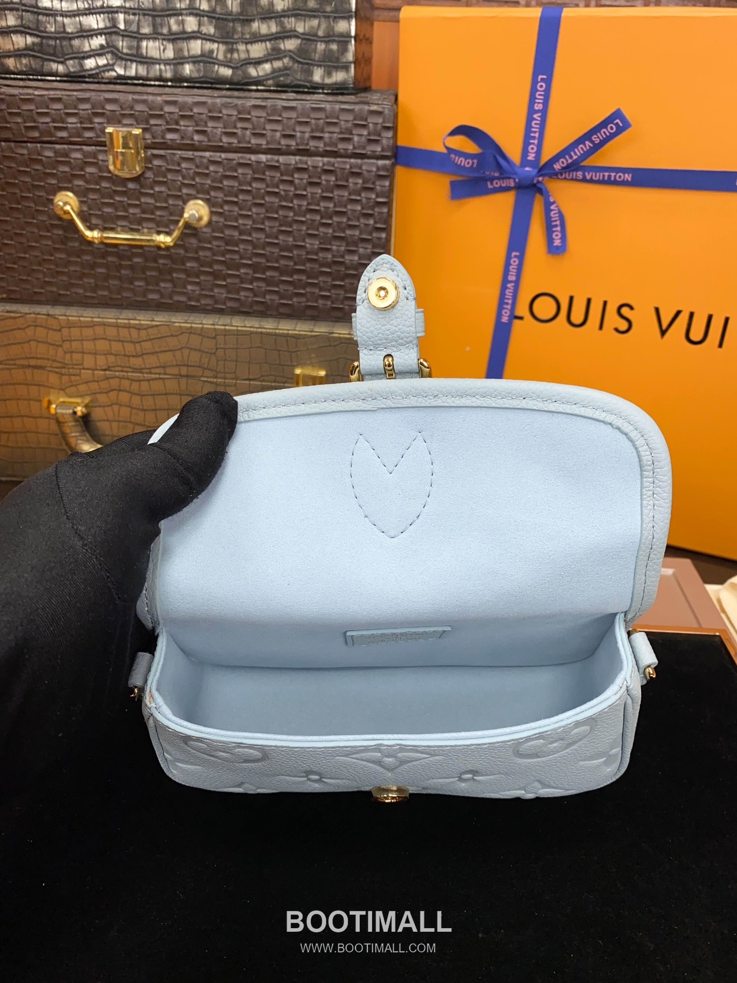 Louis Vuitton Nano Diane Monogram Empreinte Leather Shoulder Bag 루이비통 나노 다이앤 모노그램 앙프렝뜨 숄더백 19cm 14