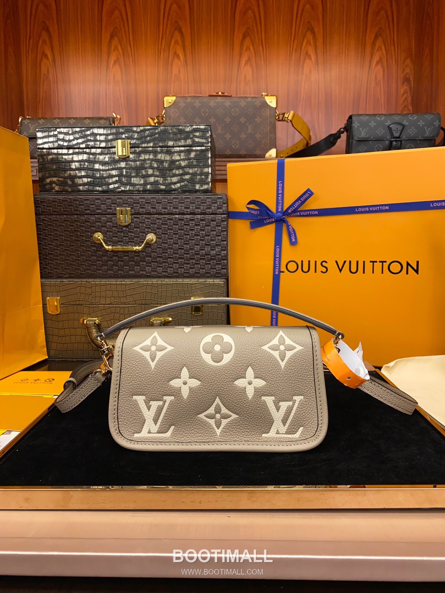 Louis Vuitton Nano Diane Monogram Empreinte Leather Shoulder Bag 루이비통 나노 다이앤 모노그램 앙프렝뜨 숄더백 19cm 13