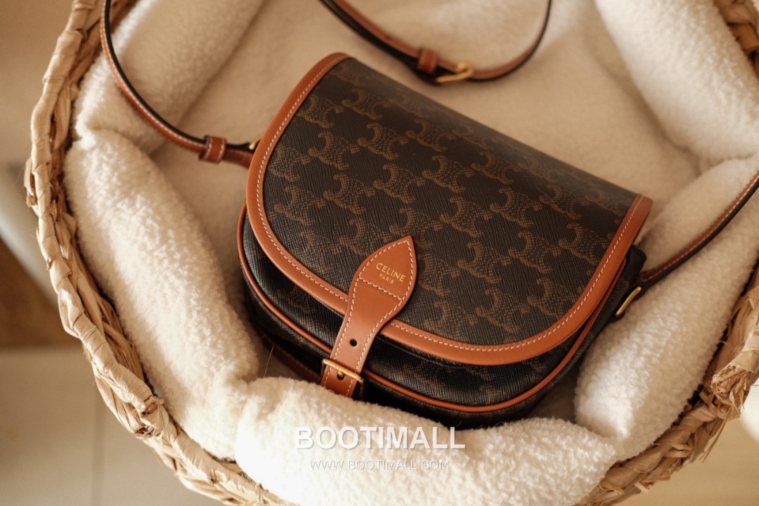 Celine Triomphe Monogram Saddle 191502 Canvas with Italian Cowhide Trim Brown Shoulder Bag 셀린느 트리옹프 모노그램 새들 191502 캔버스 이탈리아 소가죽 트리밍 브라운 숄더백 18cm 1