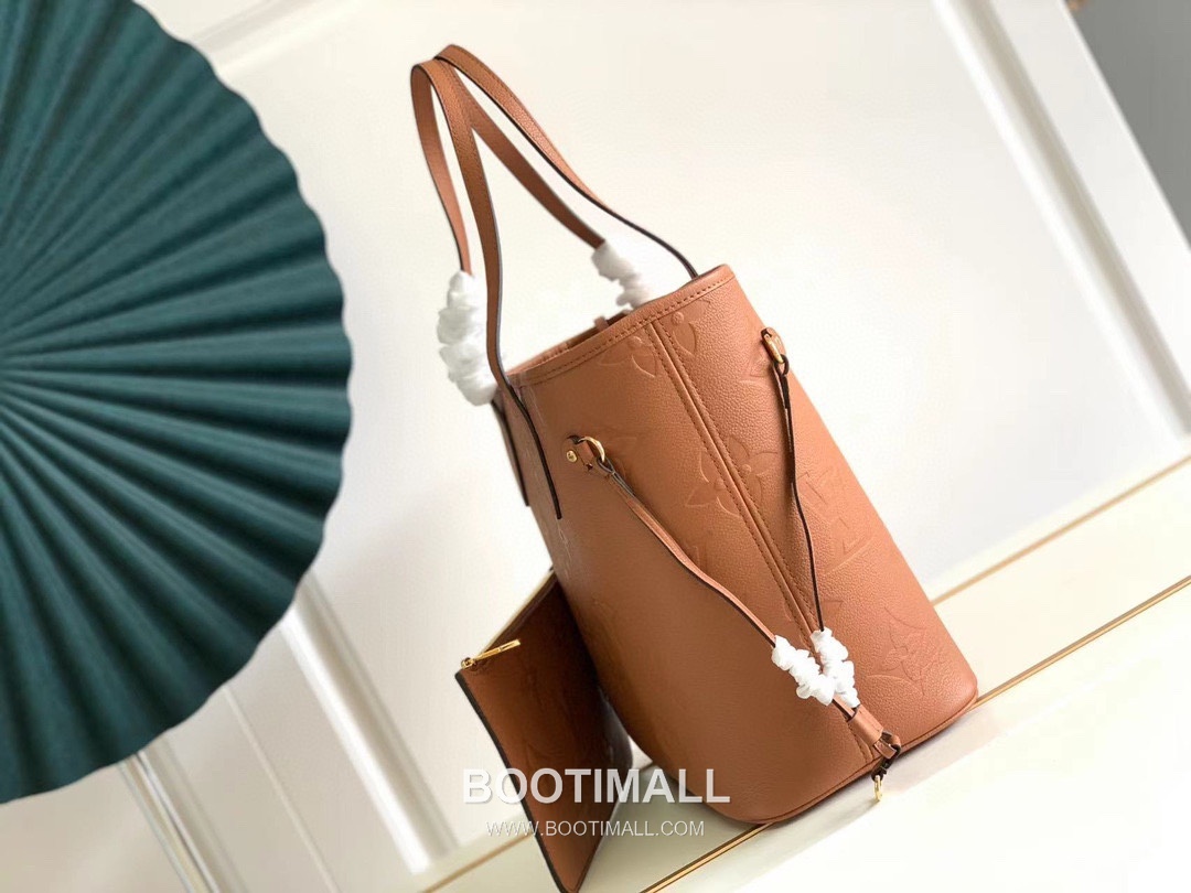Louis Vuitton Neverfull MM M45686 Embossed Leather Tote Bag 루이비통 네버풀 MM 엠보스드 가죽 토트백 32cm
--- 2