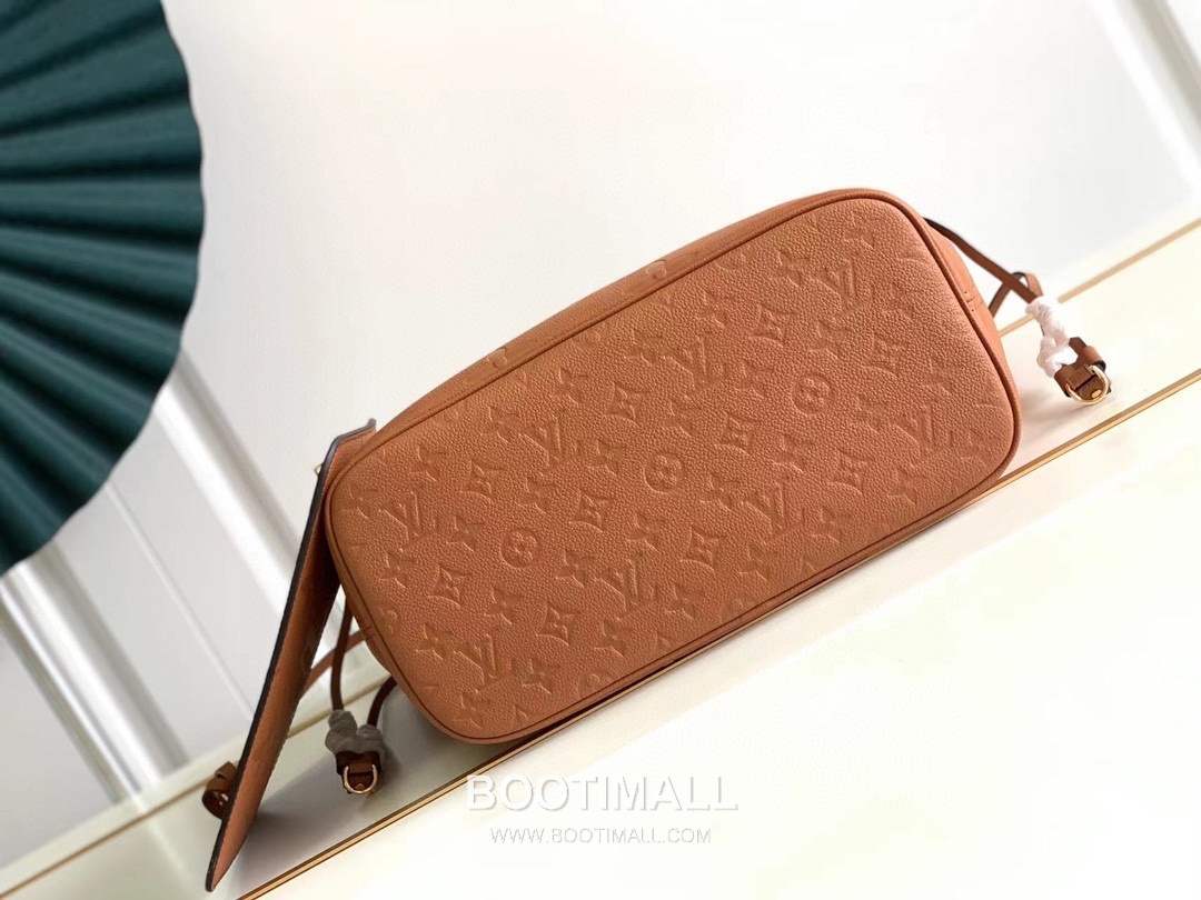 Louis Vuitton Neverfull MM M45686 Embossed Leather Tote Bag 루이비통 네버풀 MM 엠보스드 가죽 토트백 32cm
--- 4