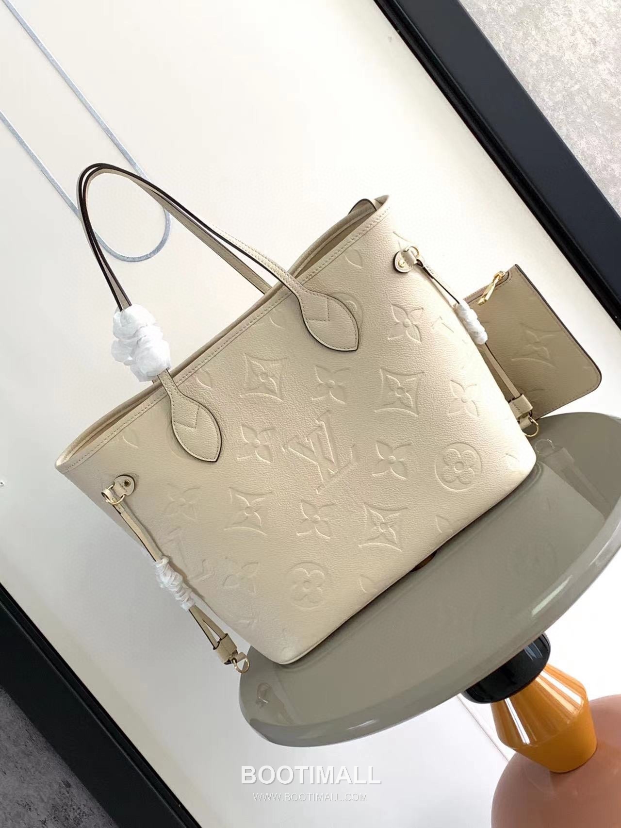 Louis Vuitton Neverfull MM M45686 Embossed Leather Tote Bag 루이비통 네버풀 MM 엠보스드 가죽 토트백 32cm

--- 3