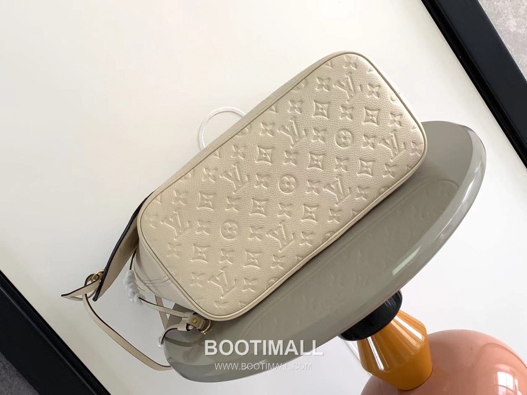 Louis Vuitton Neverfull MM M45686 Embossed Leather Tote Bag 루이비통 네버풀 MM 엠보스드 가죽 토트백 32cm

--- 4