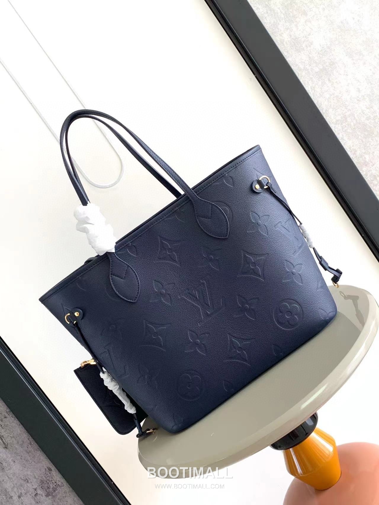 Louis Vuitton Neverfull MM M45686 Embossed Leather Tote Bag 루이비통 네버풀 MM 엠보스드 가죽 토트백 32cm

--- 1