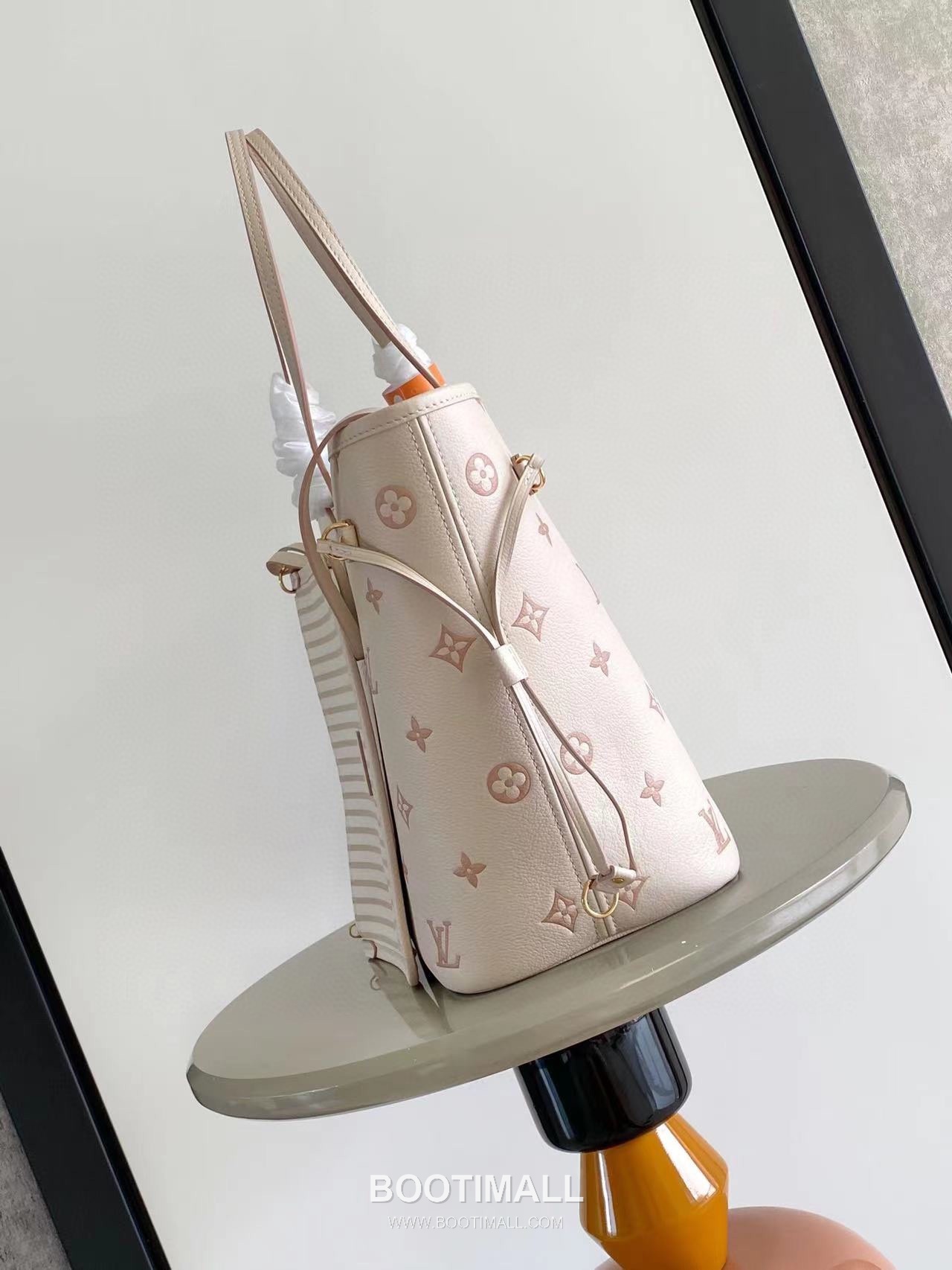 Louis Vuitton Neverfull MM M45686 Embossed Leather Tote Bag 루이비통 네버풀 MM 엠보스드 가죽 토트백 32cm

--- 2