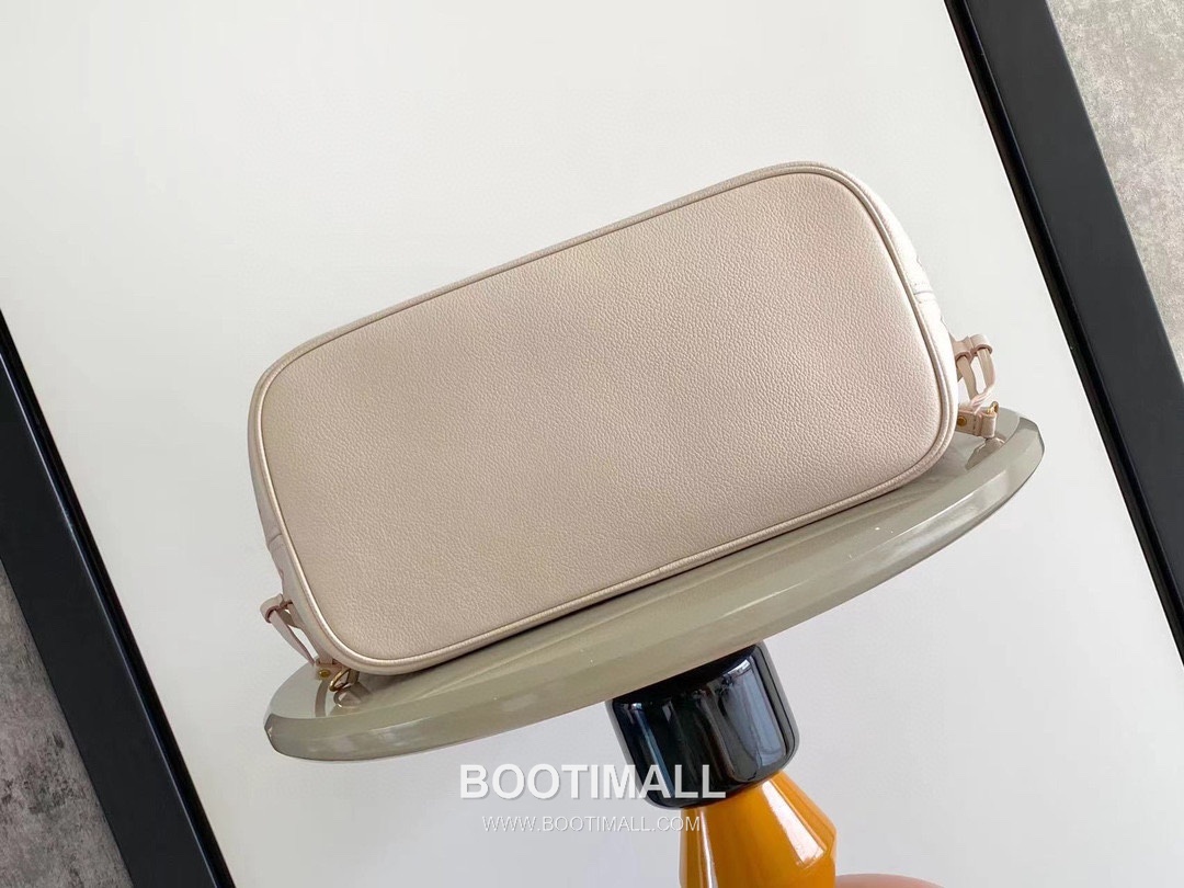 Louis Vuitton Neverfull MM M45686 Embossed Leather Tote Bag 루이비통 네버풀 MM 엠보스드 가죽 토트백 32cm

--- 4