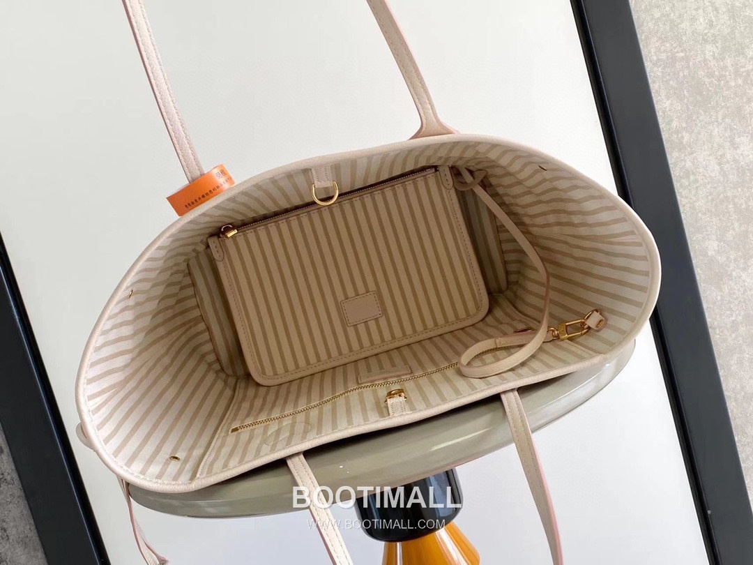 Louis Vuitton Neverfull MM M45686 Embossed Leather Tote Bag 루이비통 네버풀 MM 엠보스드 가죽 토트백 32cm

--- 8