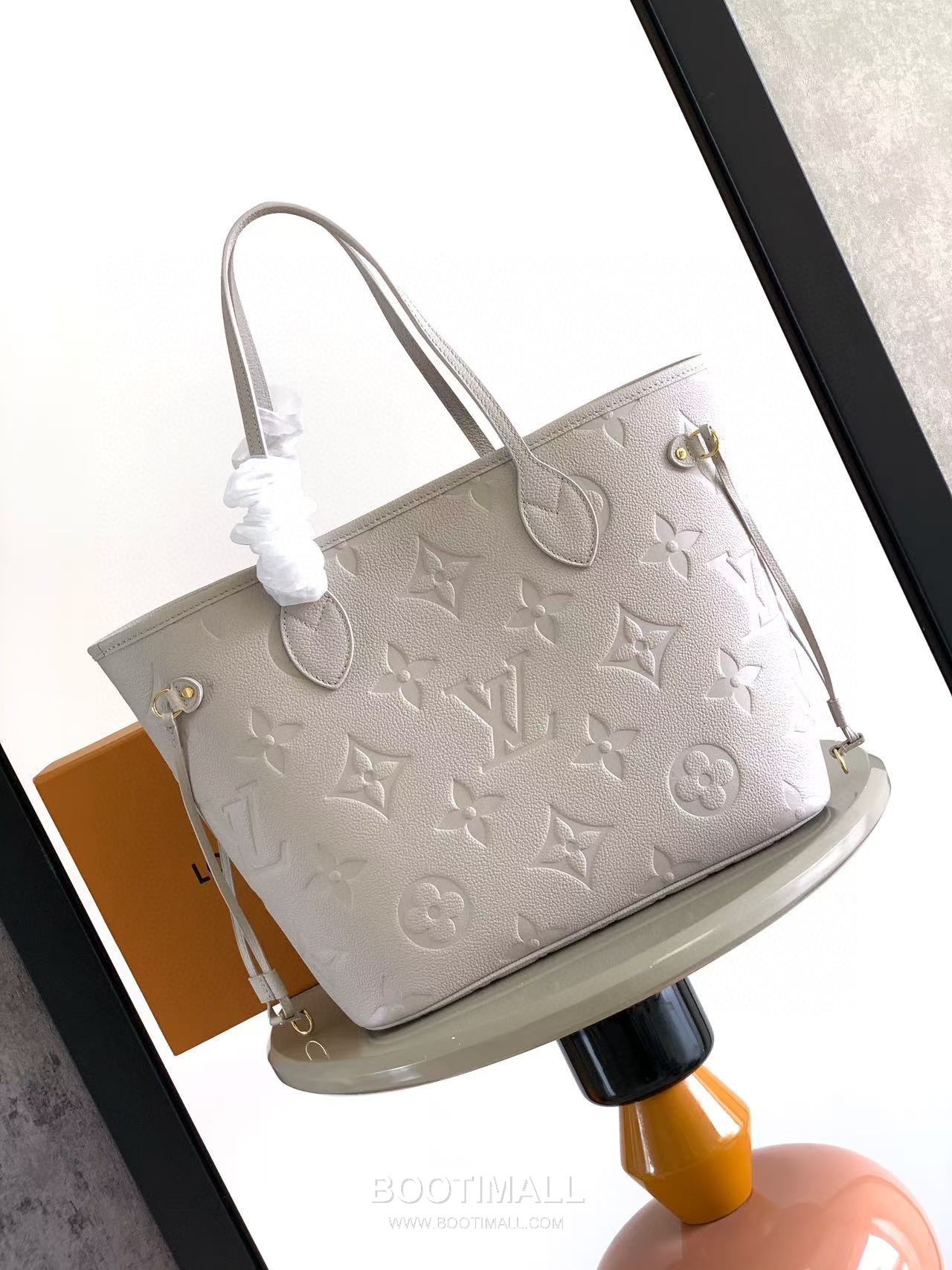 Louis Vuitton Neverfull MM M45686 Embossed Leather Tote Bag 루이비통 네버풀 MM 엠보스드 가죽 토트백 32cm

--- 3