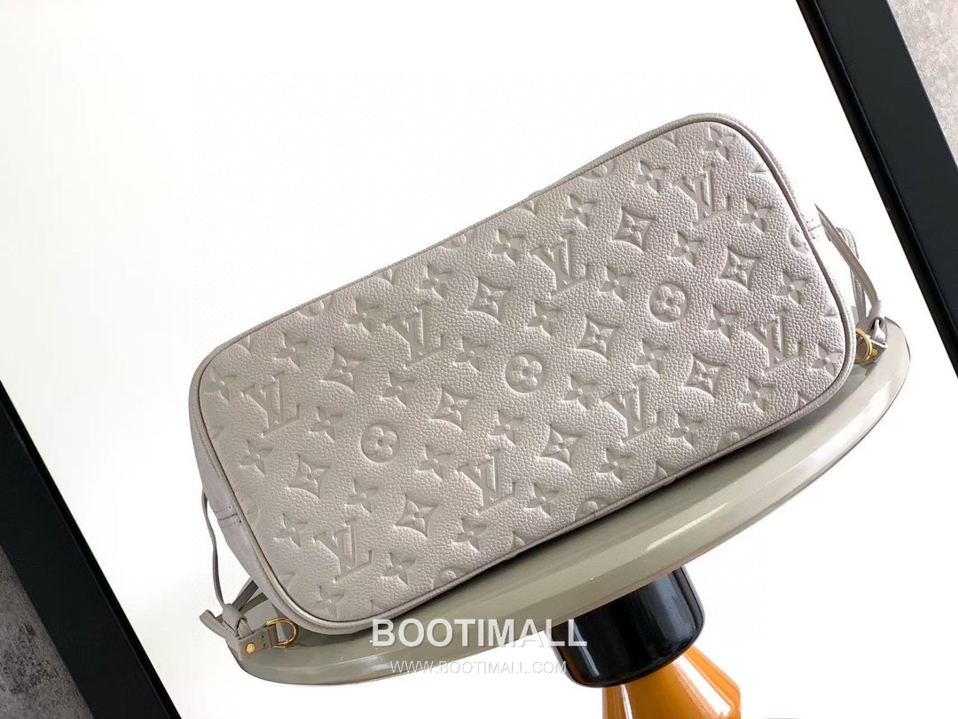 Louis Vuitton Neverfull MM M45686 Embossed Leather Tote Bag 루이비통 네버풀 MM 엠보스드 가죽 토트백 32cm

--- 4