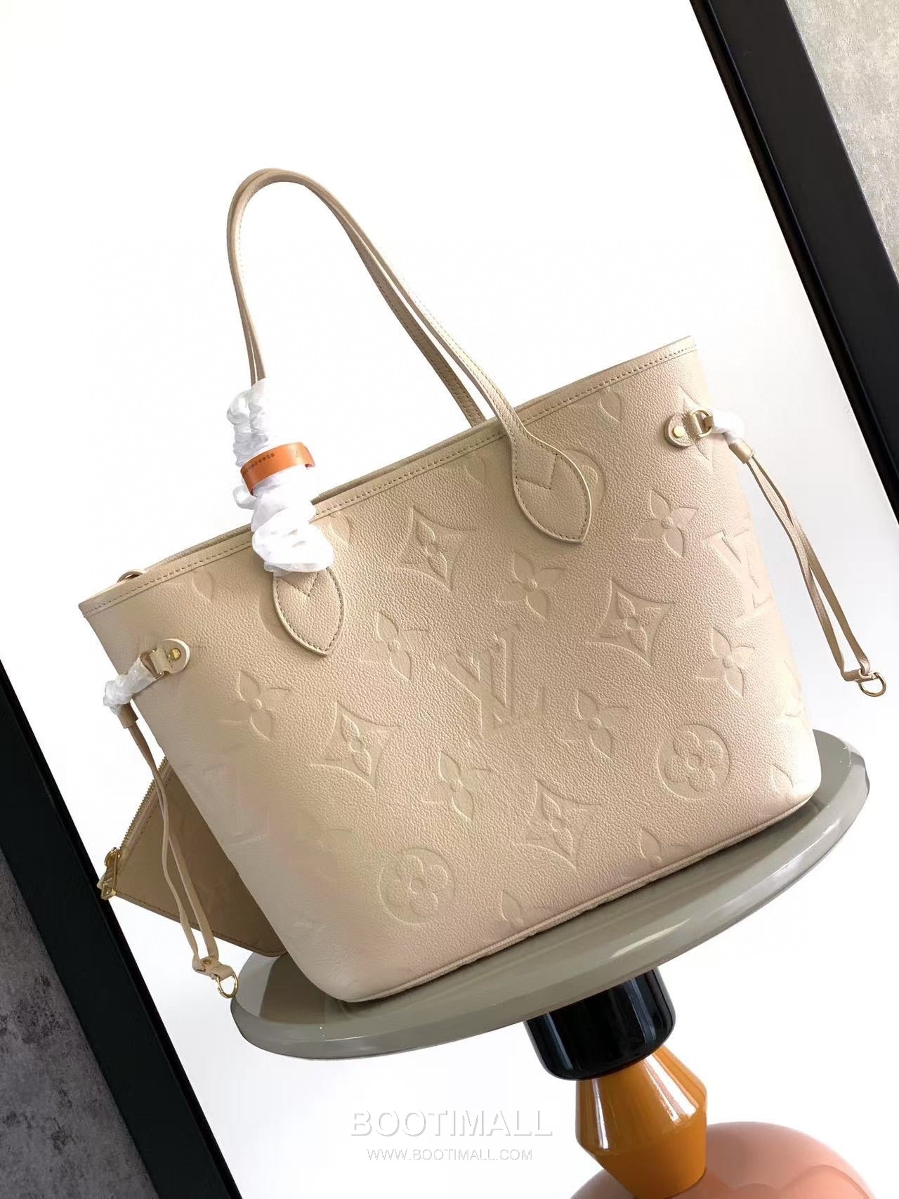 Louis Vuitton Neverfull MM M45686 Embossed Leather Tote Bag 루이비통 네버풀 MM 엠보스드 가죽 토트백 32cm

--- 1