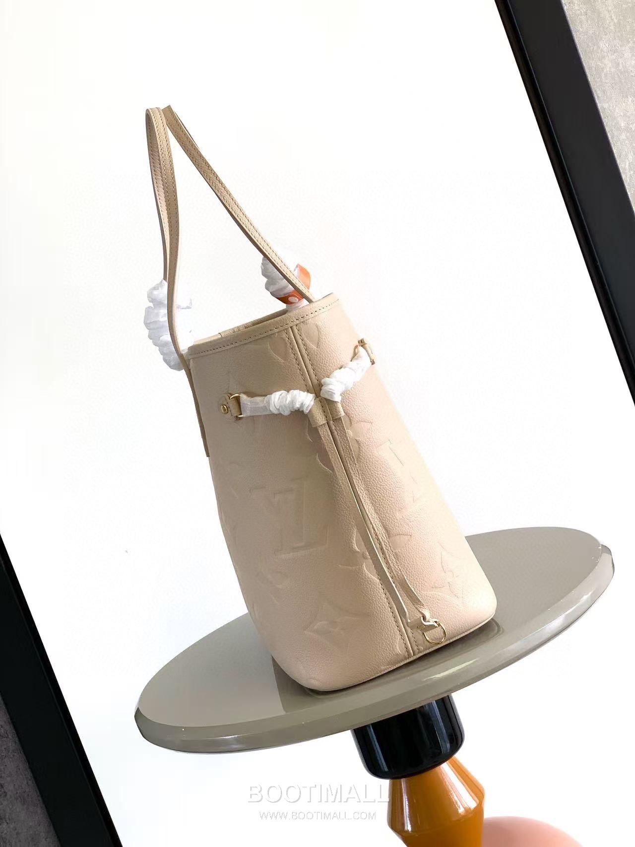 Louis Vuitton Neverfull MM M45686 Embossed Leather Tote Bag 루이비통 네버풀 MM 엠보스드 가죽 토트백 32cm

--- 2