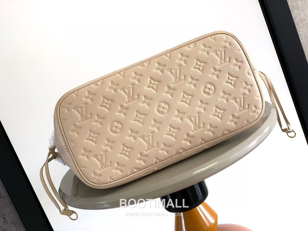 Louis Vuitton Neverfull MM M45686 Embossed Leather Tote Bag 루이비통 네버풀 MM 엠보스드 가죽 토트백 32cm

--- 4