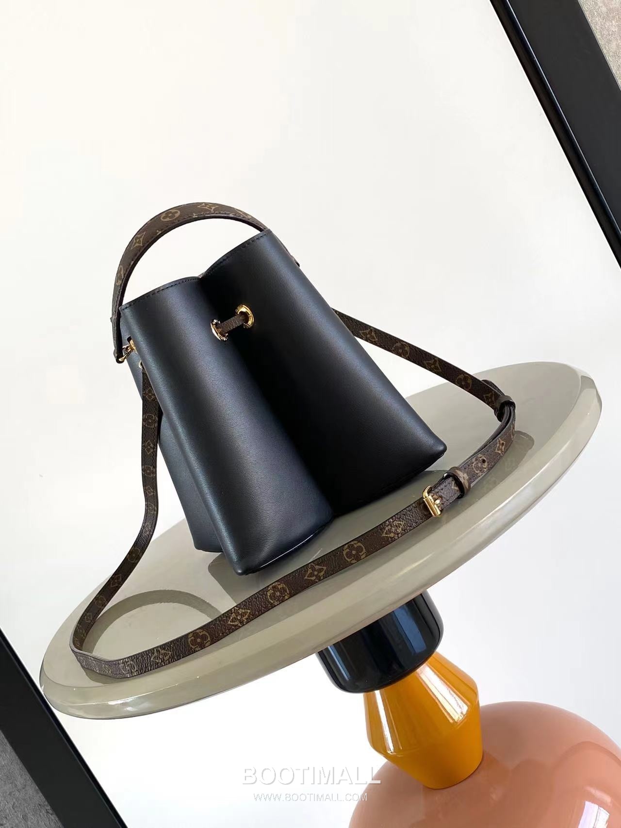 Louis Vuitton Bloom Bag M13843 Calfskin Leather Monogram Canvas Trim Shoulder Bag 루이비통 블룸 백 카프스킨 레더 모노그램 캔버스 트림 숄더백 21cm 2