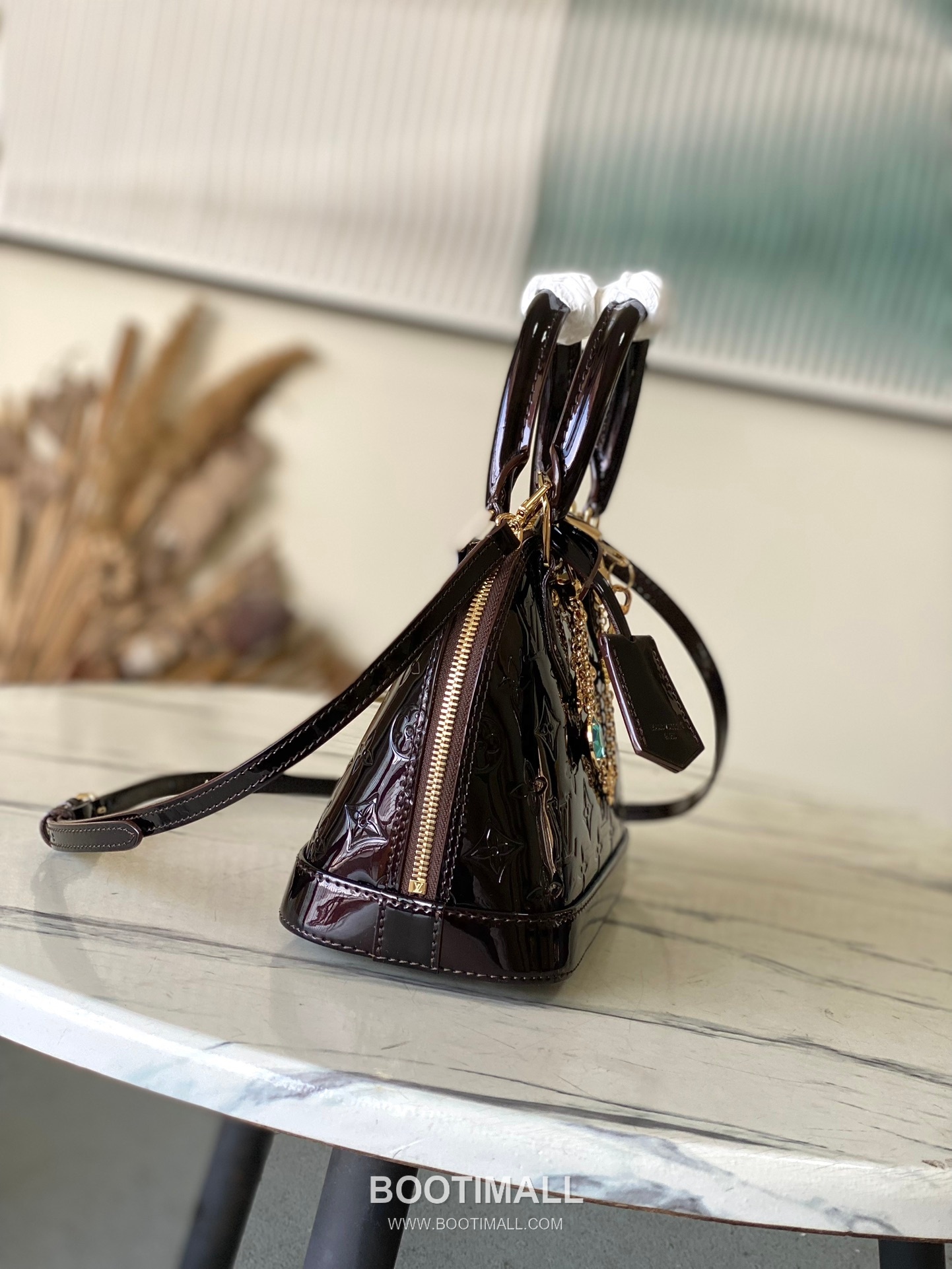 Louis Vuitton Alma BB M27172 Epi Patent Embossed Leather Shoulder Bag 루이비통 알마 BB 에피 페이턴트 엠보스 레더 숄더백 25cm 2