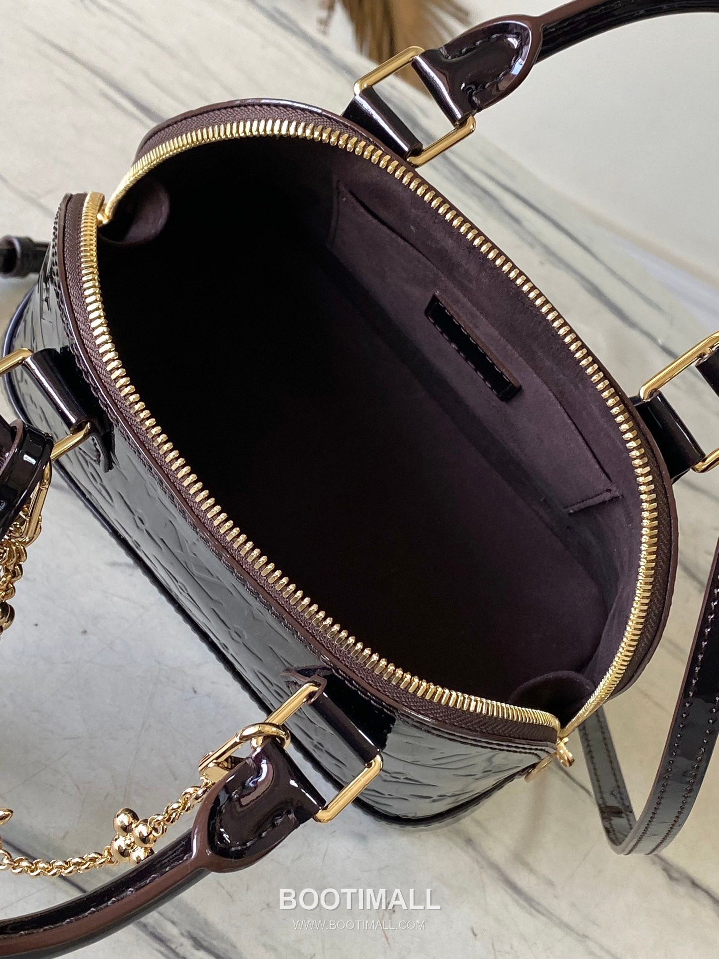 Louis Vuitton Alma BB M27172 Epi Patent Embossed Leather Shoulder Bag 루이비통 알마 BB 에피 페이턴트 엠보스 레더 숄더백 25cm 9