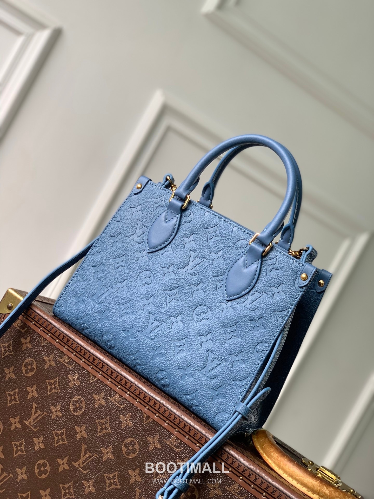 Louis Vuitton OnTheGo PM M28181 Monogram Empreinte Leather Shoulder Bag 루이비통 온더고 PM 모노그램 앙프렝뜨 레더 숄더백 25cm 3