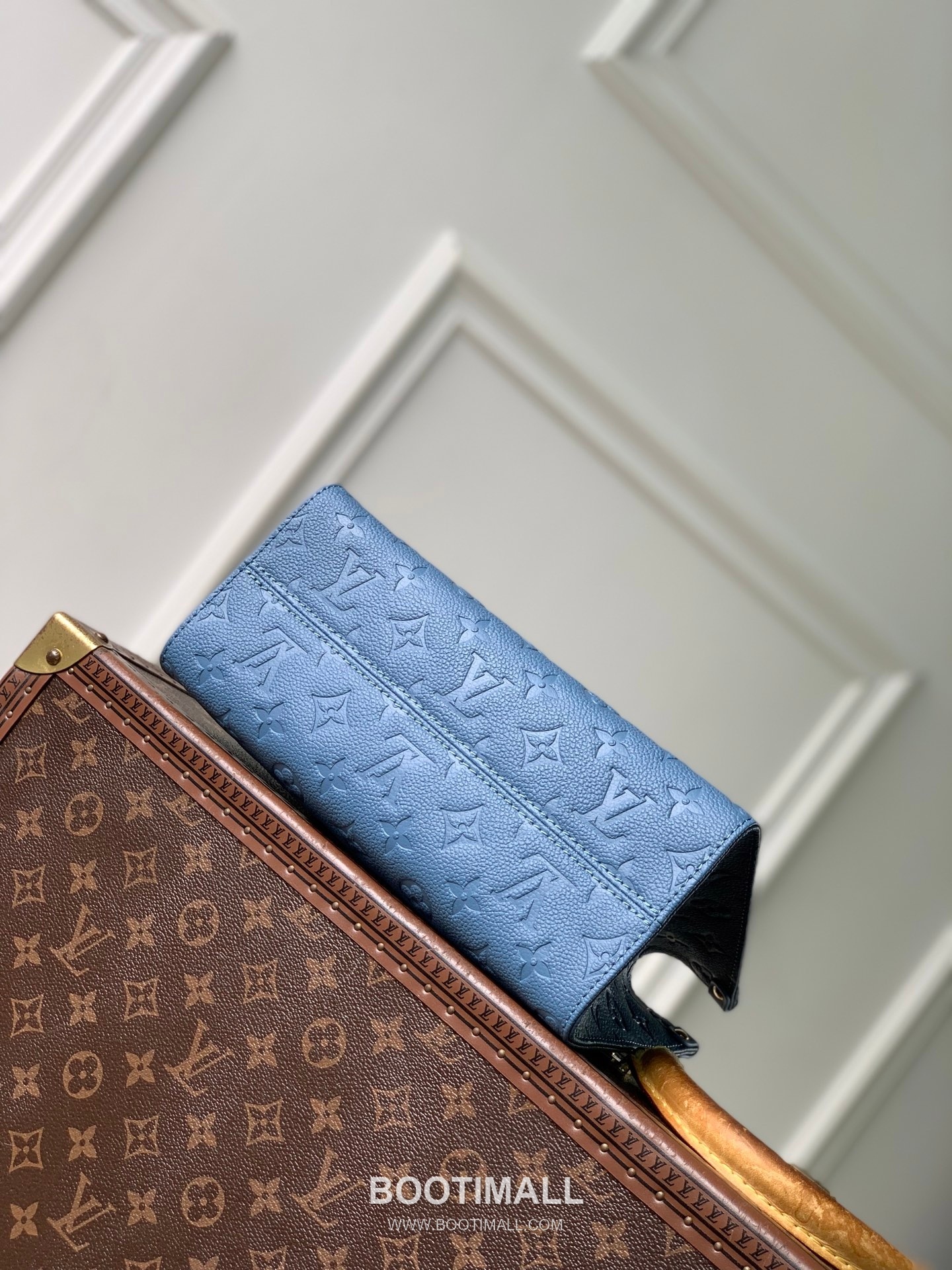 Louis Vuitton OnTheGo PM M28181 Monogram Empreinte Leather Shoulder Bag 루이비통 온더고 PM 모노그램 앙프렝뜨 레더 숄더백 25cm 4