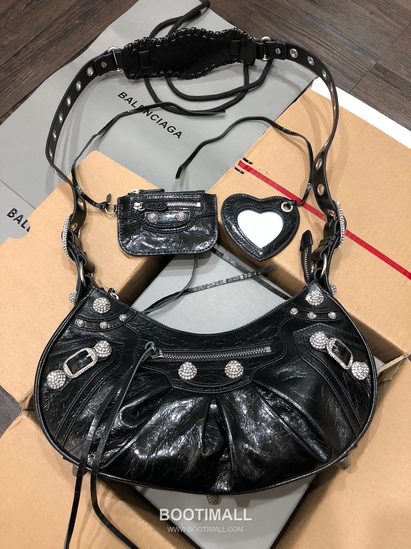 Balenciaga Le Cagole Large Hobo Bag Crystal Hardware Leather Shoulder & Crossbody Bag 발렌시아가 르 카골 라지 호보백 크리스탈 하드웨어 레더 숄더 크로스백 33cm 1