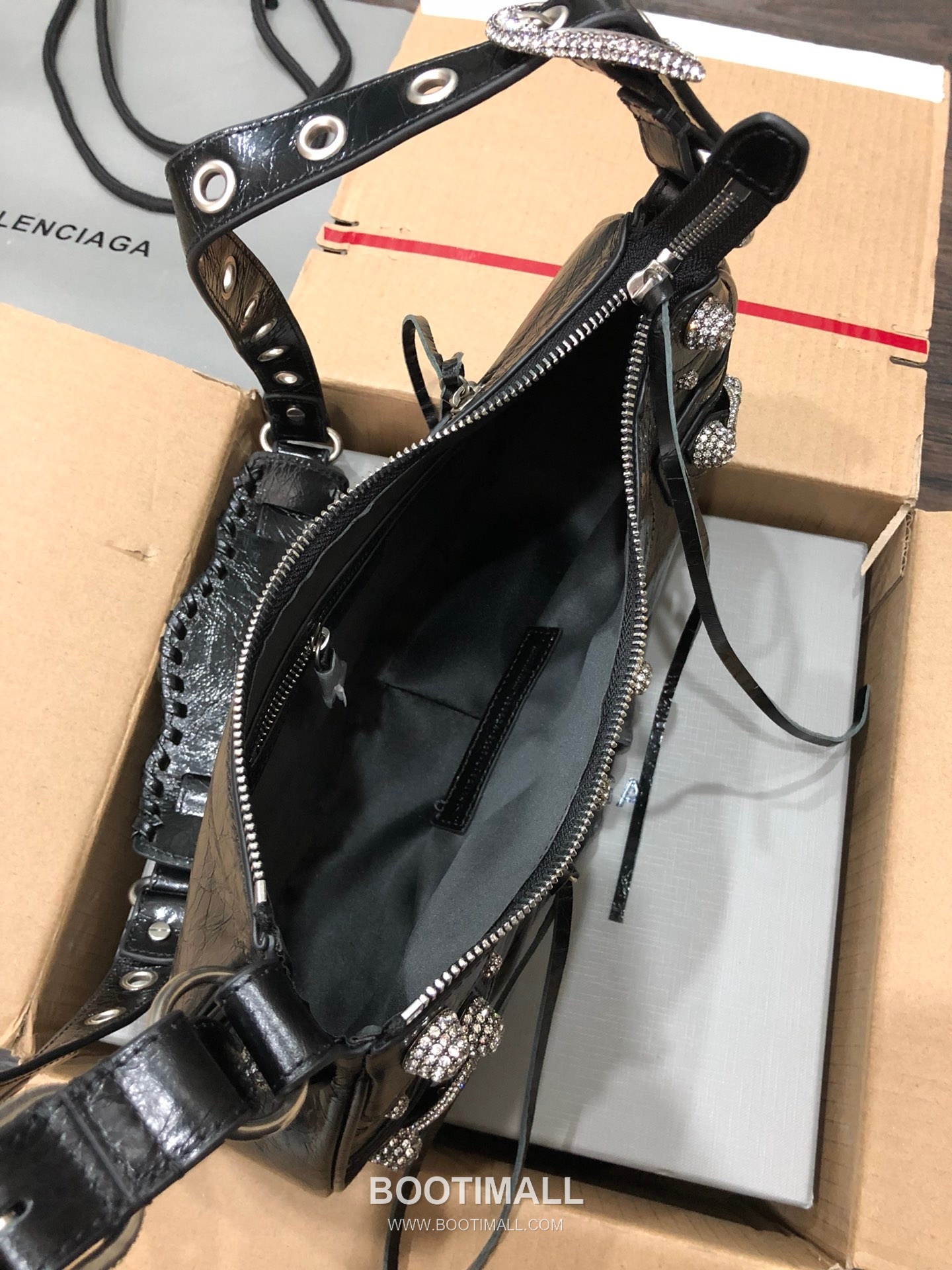 Balenciaga Le Cagole Large Hobo Bag Crystal Hardware Leather Shoulder & Crossbody Bag 발렌시아가 르 카골 라지 호보백 크리스탈 하드웨어 레더 숄더 크로스백 33cm 6