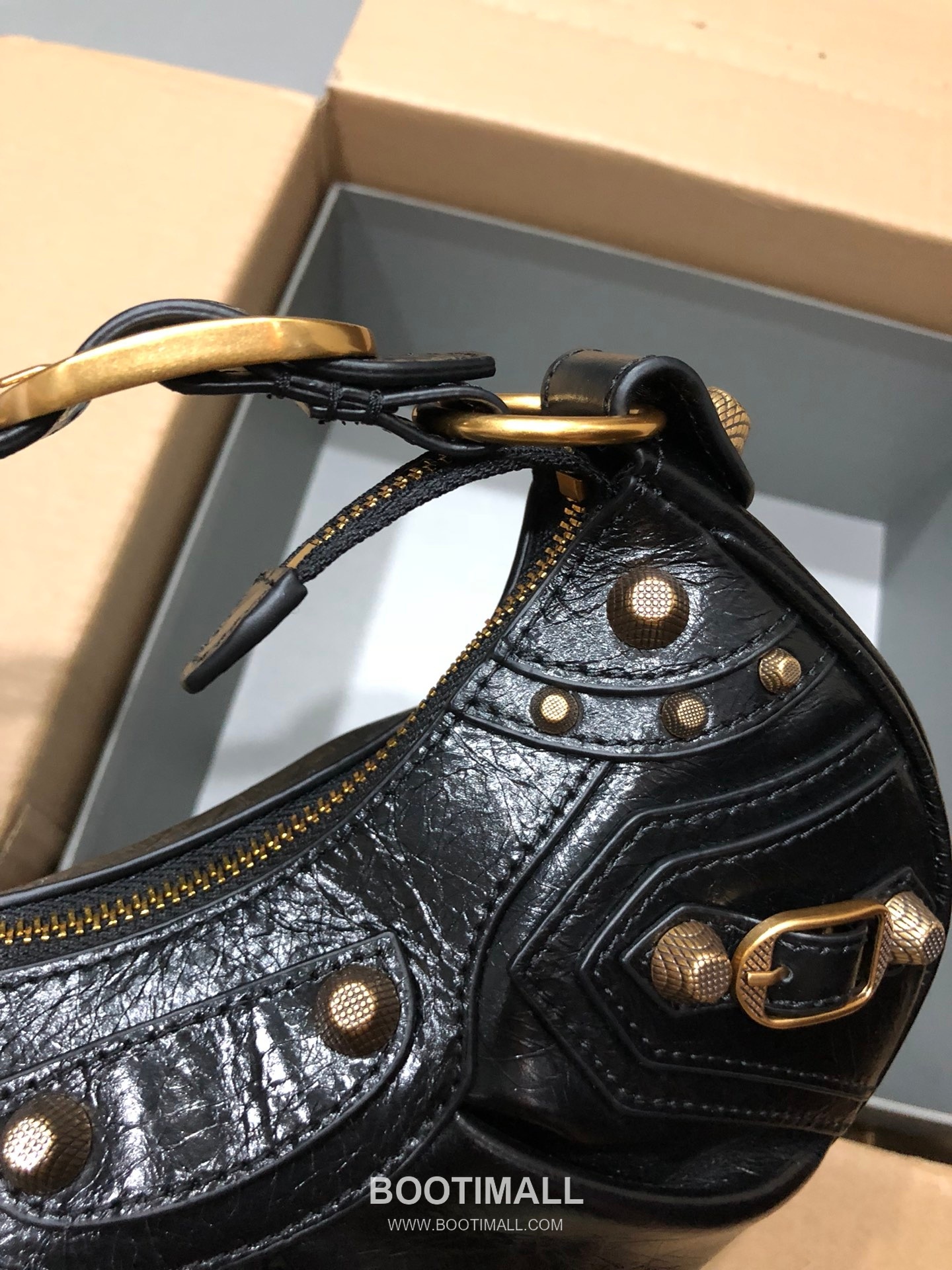 Balenciaga Le Cagole Large Hobo Bag Gold Hardware Leather Shoulder & Crossbody Bag 발렌시아가 르 카골 라지 호보백 골드 하드웨어 레더 숄더 크로스백 33cm 2