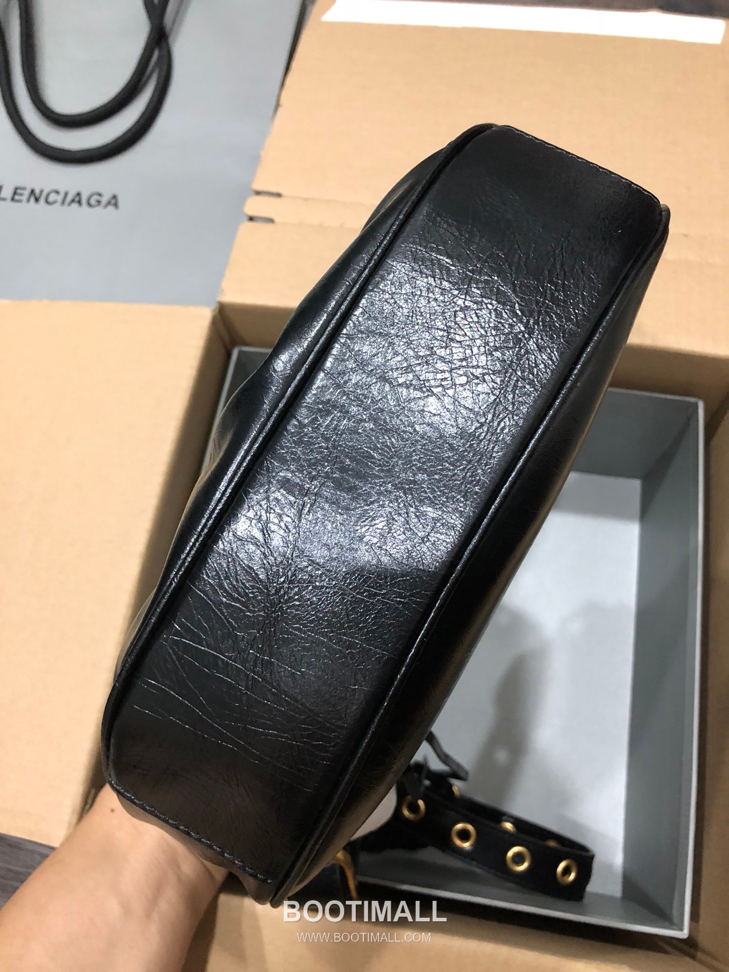 Balenciaga Le Cagole Large Hobo Bag Gold Hardware Leather Shoulder & Crossbody Bag 발렌시아가 르 카골 라지 호보백 골드 하드웨어 레더 숄더 크로스백 33cm 4