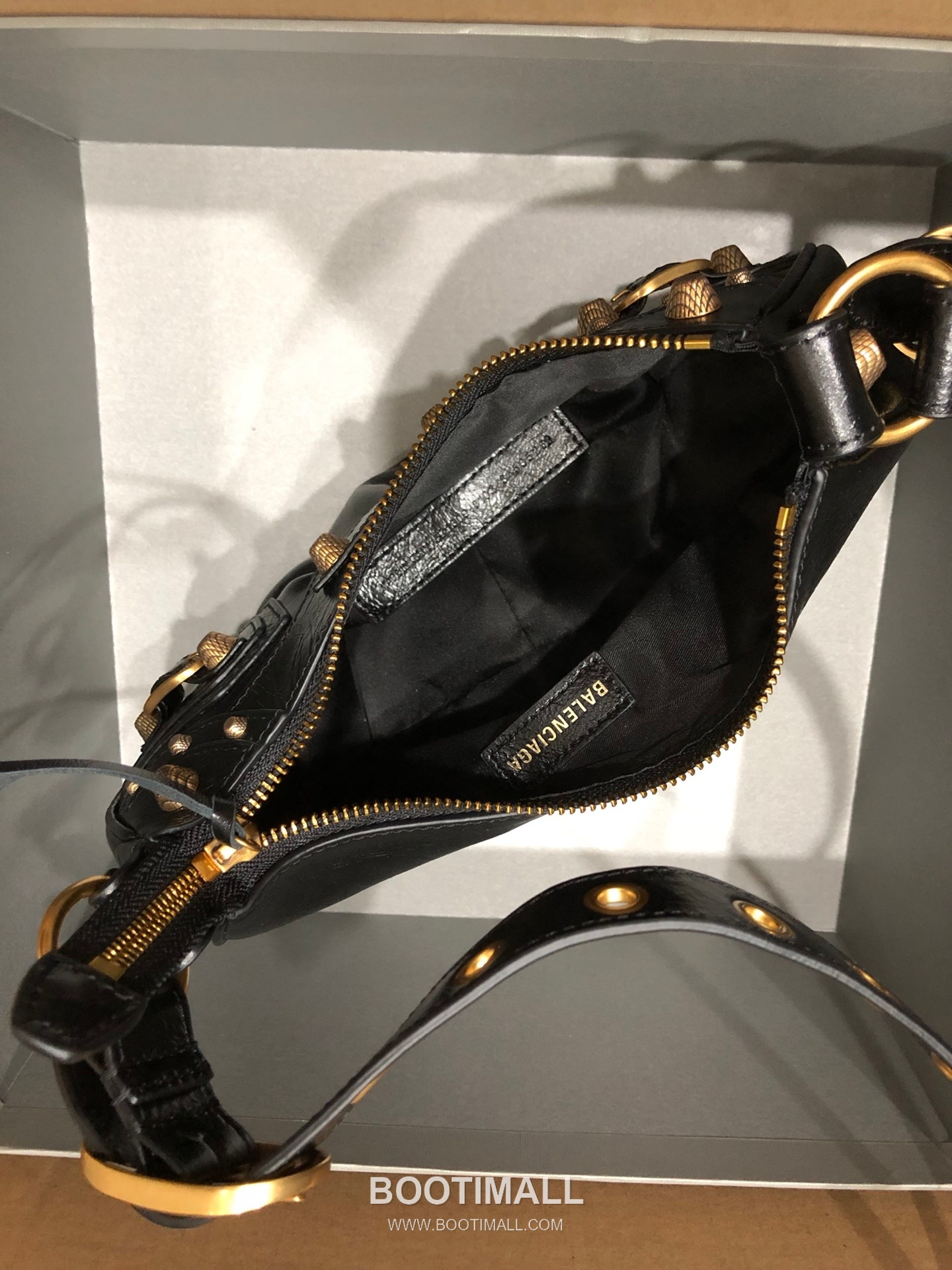 Balenciaga Le Cagole Large Hobo Bag Gold Hardware Leather Shoulder & Crossbody Bag 발렌시아가 르 카골 라지 호보백 골드 하드웨어 레더 숄더 크로스백 33cm 7