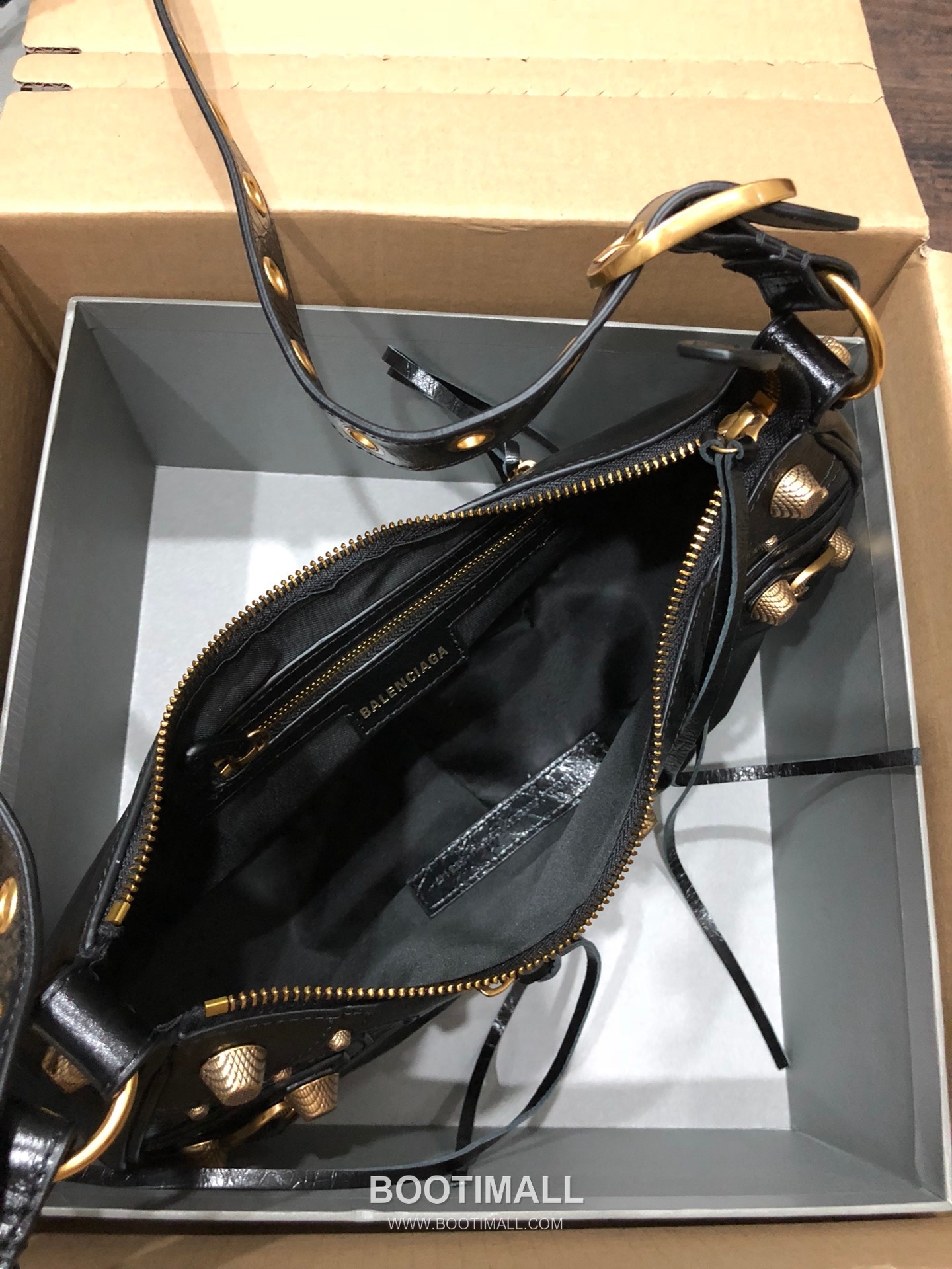 Balenciaga Le Cagole Large Hobo Bag Gold Hardware Leather Shoulder & Crossbody Bag 발렌시아가 르 카골 라지 호보백 골드 하드웨어 레더 숄더 크로스백 33cm 7