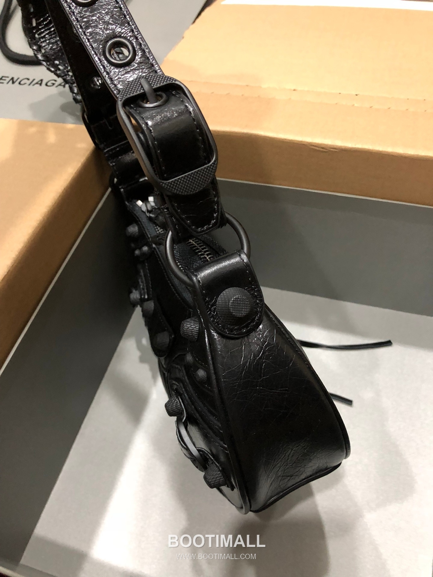 Balenciaga Le Cagole Large Hobo Bag Black Hardware Leather Shoulder & Crossbody Bag 발렌시아가 르 카골 라지 호보백 블랙 하드웨어 레더 숄더 크로스백 33cm 3