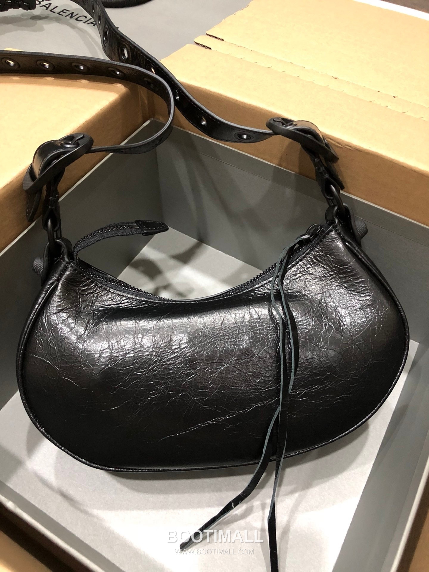 Balenciaga Le Cagole Large Hobo Bag Black Hardware Leather Shoulder & Crossbody Bag 발렌시아가 르 카골 라지 호보백 블랙 하드웨어 레더 숄더 크로스백 33cm 5