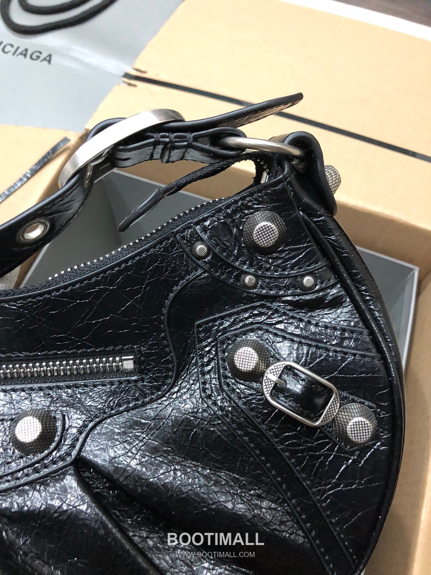 Balenciaga Le Cagole Large Hobo Bag Leather Shoulder & Crossbody Bag 발렌시아가 르 카골 라지 호보백 레더 숄더 크로스백 33cm 2