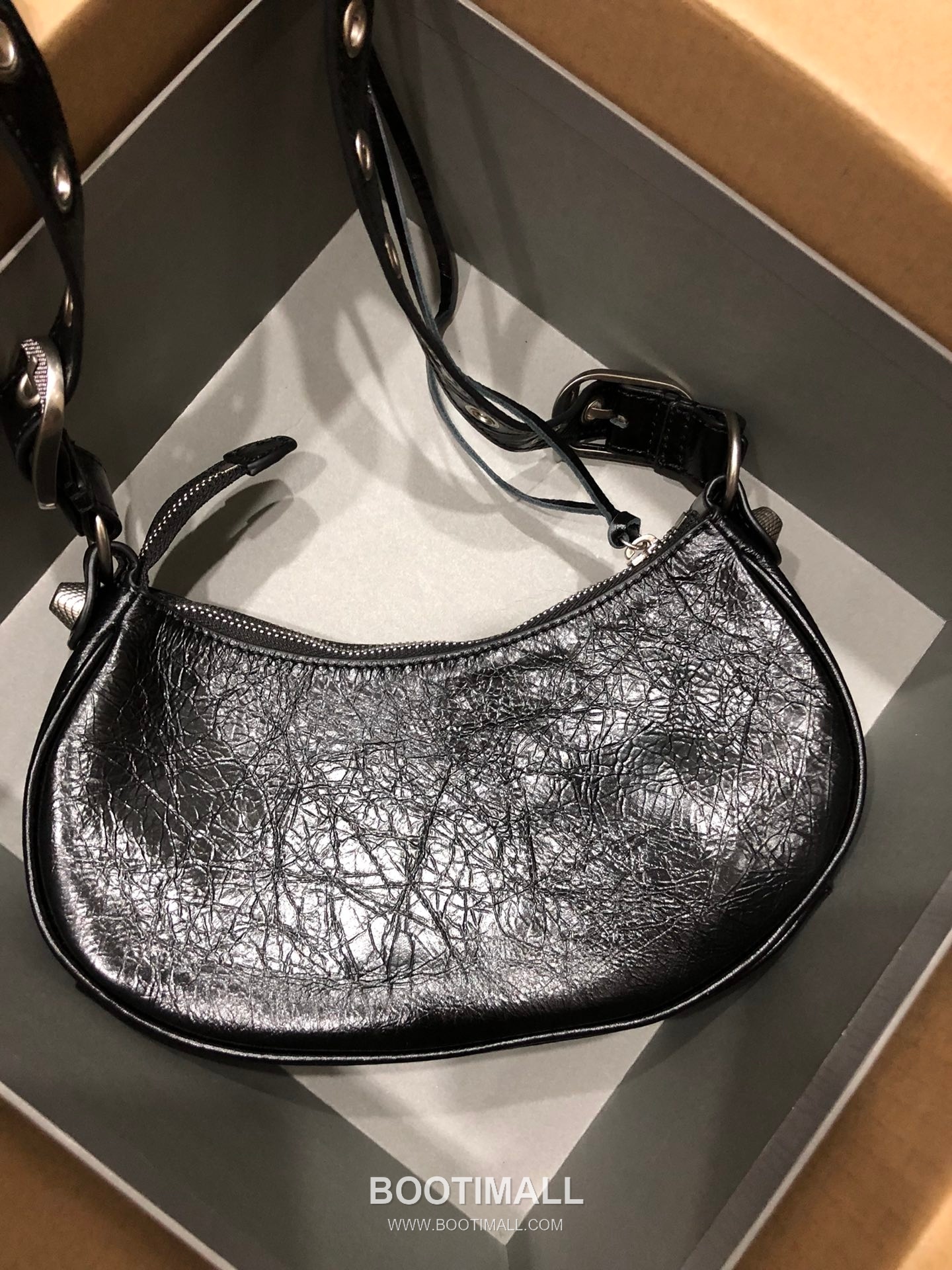 Balenciaga Le Cagole Small Hobo Bag Leather Shoulder & Crossbody Bag 발렌시아가 르 카골 스몰 호보백 레더 숄더 크로스백 26cm 5