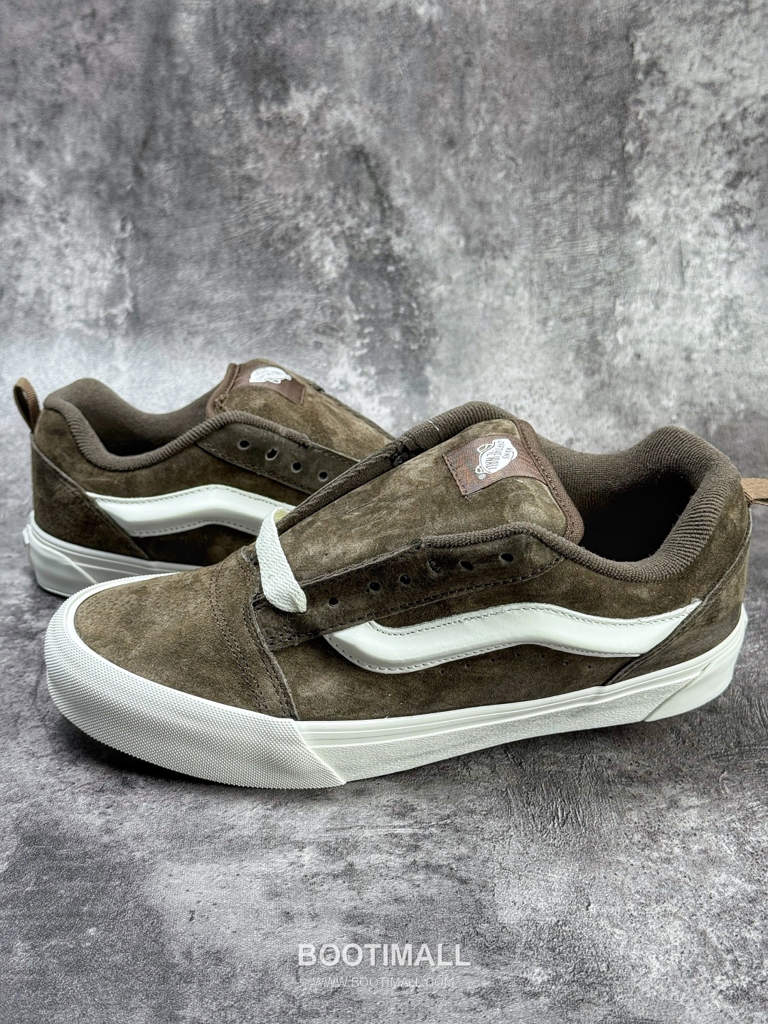 Vans Knu Skool Suede Low Sneakers 반스 뉴스쿨 스웨이드 로우 스니커즈
--- 1