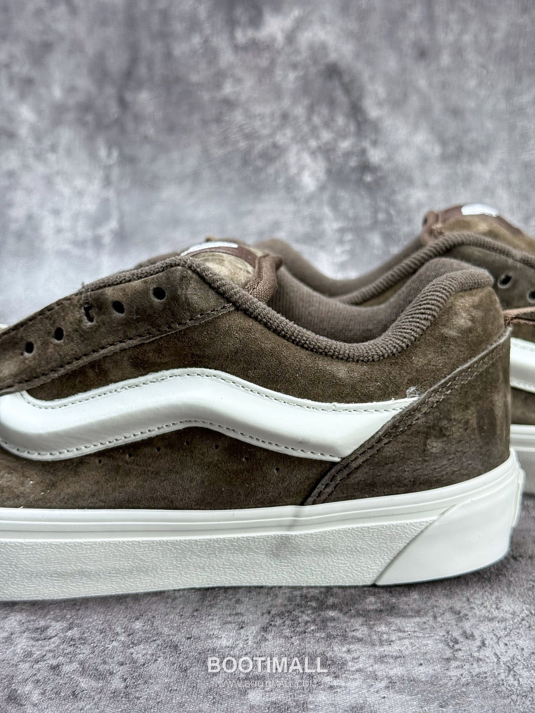 Vans Knu Skool Suede Low Sneakers 반스 뉴스쿨 스웨이드 로우 스니커즈
--- 9