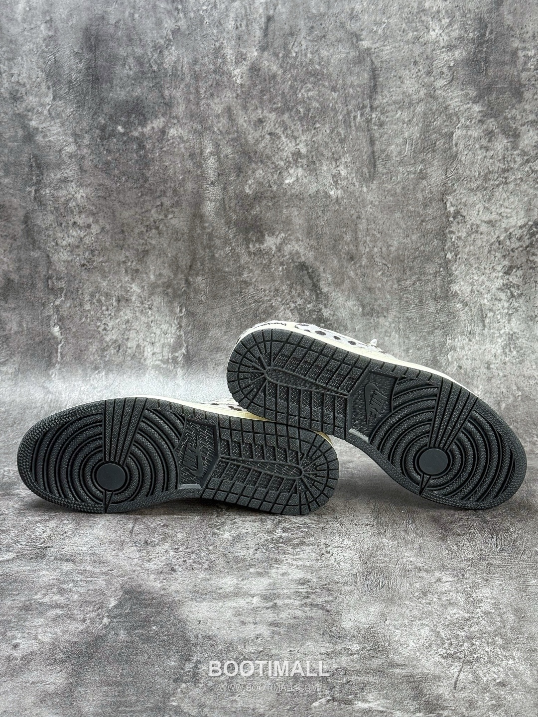 Nike Air Jordan 1 Low OG Leather Low Sneakers 나이키 에어 조던 1 로우 OG 레더 로우 스니커즈
--- 7