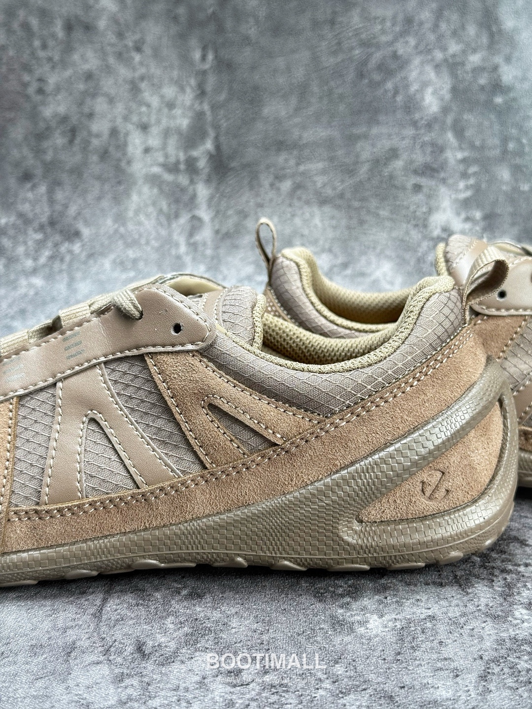 Ecco Biom Lite W Mesh Leather Low Sneakers 에코 바이옴 라이트 W 메쉬 레더 로우 스니커즈
--- 9