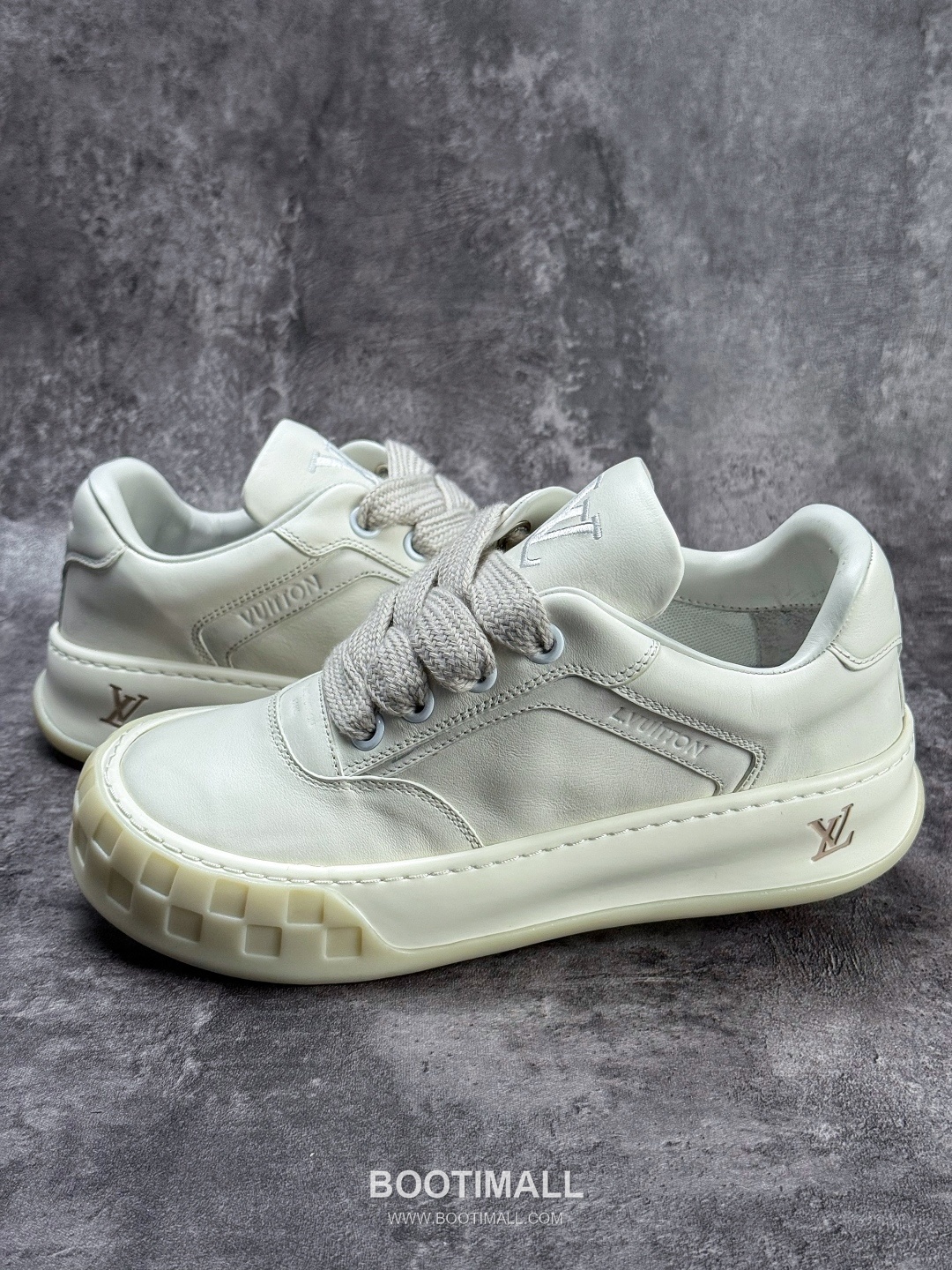 Louis Vuitton Tilted Monogram Denim Low Sneakers 루이비통 틸티드 모노그램 데님 로우 스니커즈

--- 1