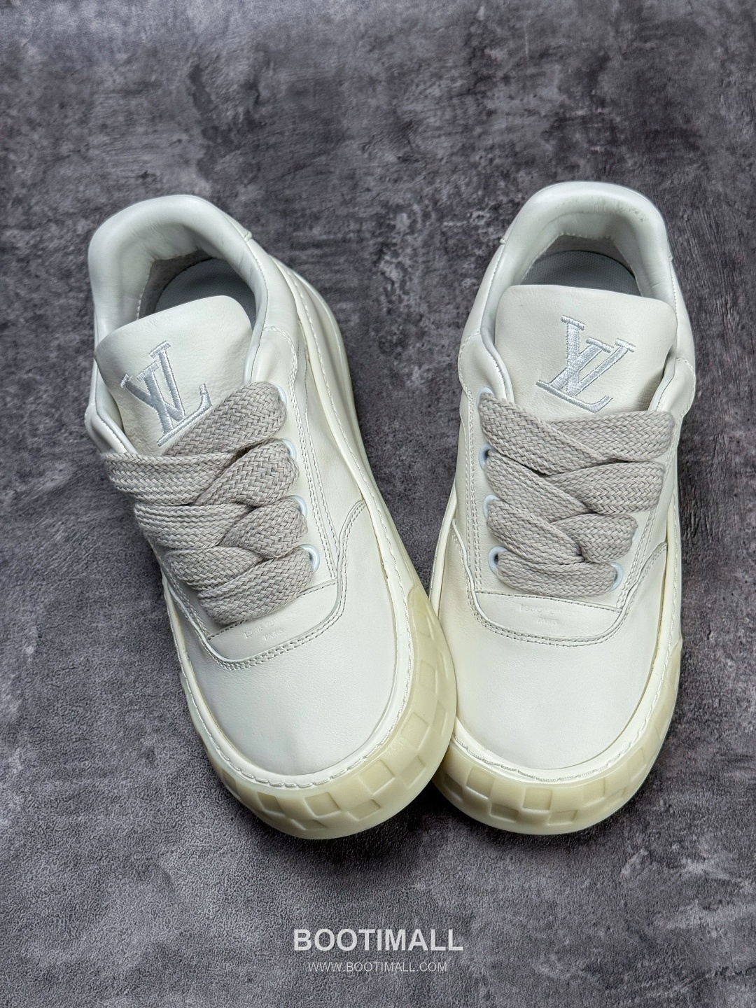 Louis Vuitton Tilted Monogram Denim Low Sneakers 루이비통 틸티드 모노그램 데님 로우 스니커즈

--- 2