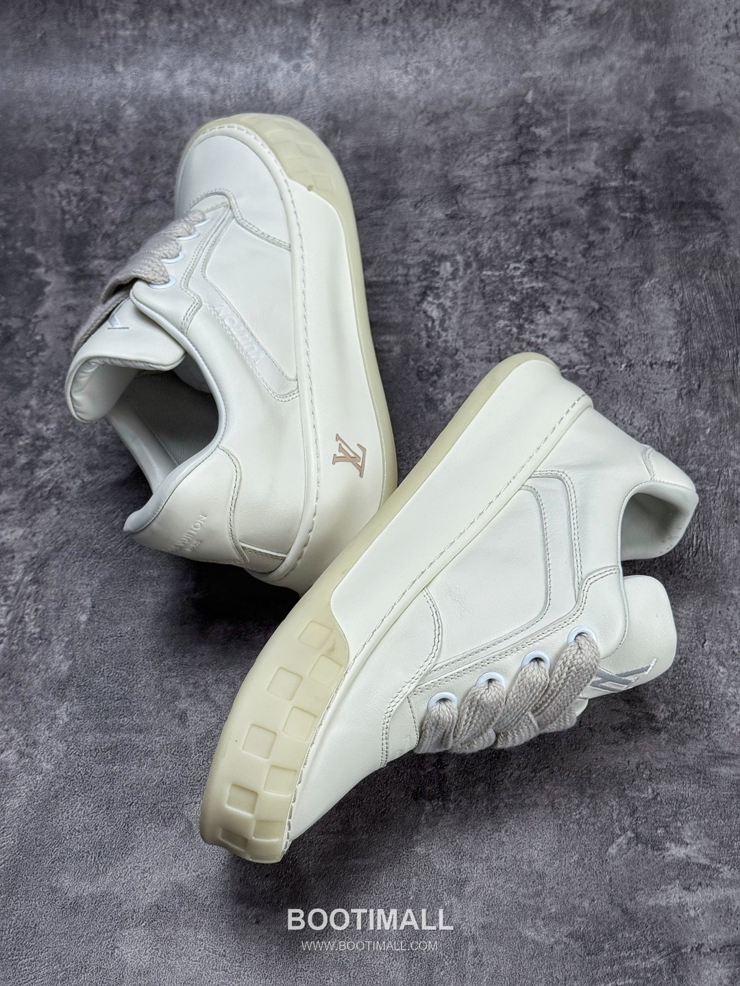 Louis Vuitton Tilted Monogram Denim Low Sneakers 루이비통 틸티드 모노그램 데님 로우 스니커즈

--- 3