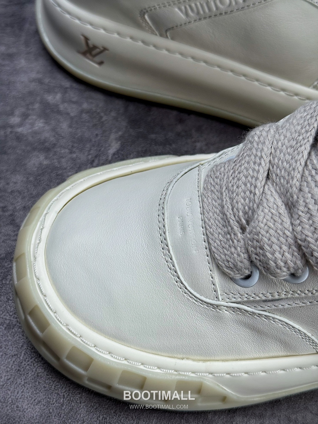 Louis Vuitton Tilted Monogram Denim Low Sneakers 루이비통 틸티드 모노그램 데님 로우 스니커즈

--- 8