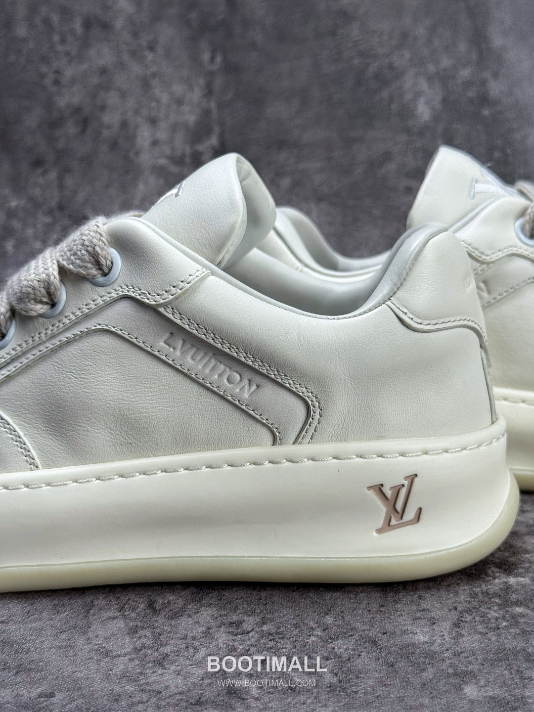 Louis Vuitton Tilted Monogram Denim Low Sneakers 루이비통 틸티드 모노그램 데님 로우 스니커즈

--- 9