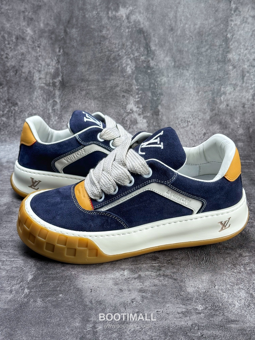 Louis Vuitton Tilted Monogram Denim Low Sneakers 루이비통 틸티드 모노그램 데님 로우 스니커즈
--- 1