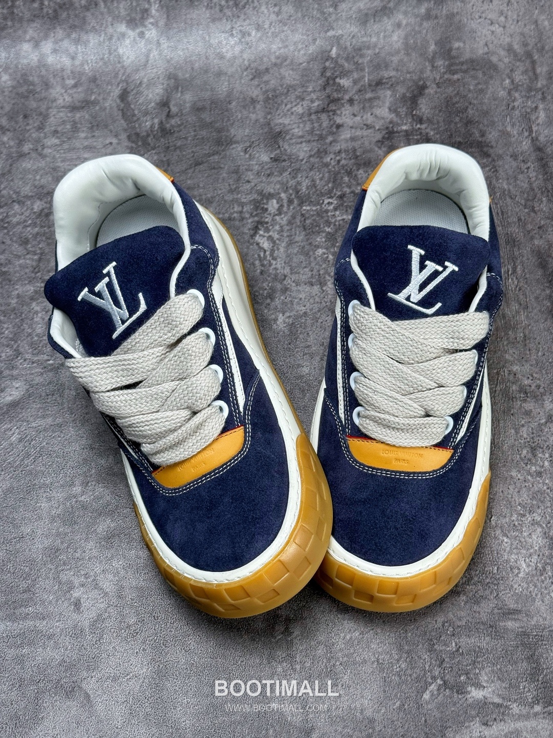 Louis Vuitton Tilted Monogram Denim Low Sneakers 루이비통 틸티드 모노그램 데님 로우 스니커즈
--- 2