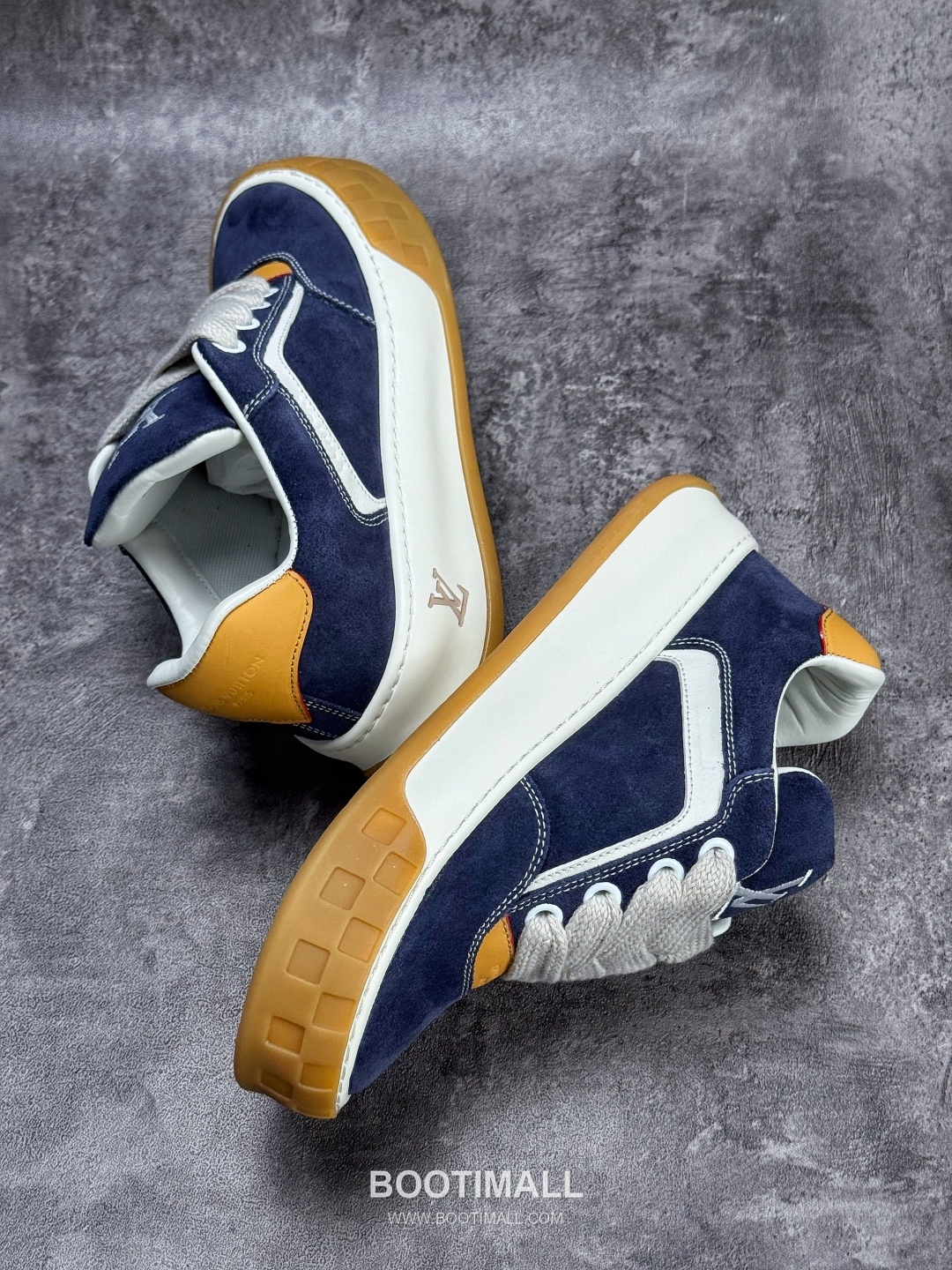Louis Vuitton Tilted Monogram Denim Low Sneakers 루이비통 틸티드 모노그램 데님 로우 스니커즈
--- 3