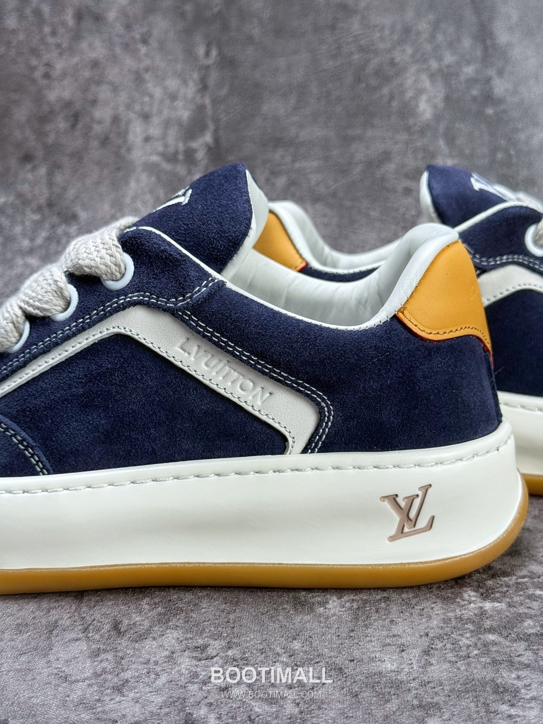 Louis Vuitton Tilted Monogram Denim Low Sneakers 루이비통 틸티드 모노그램 데님 로우 스니커즈
--- 9
