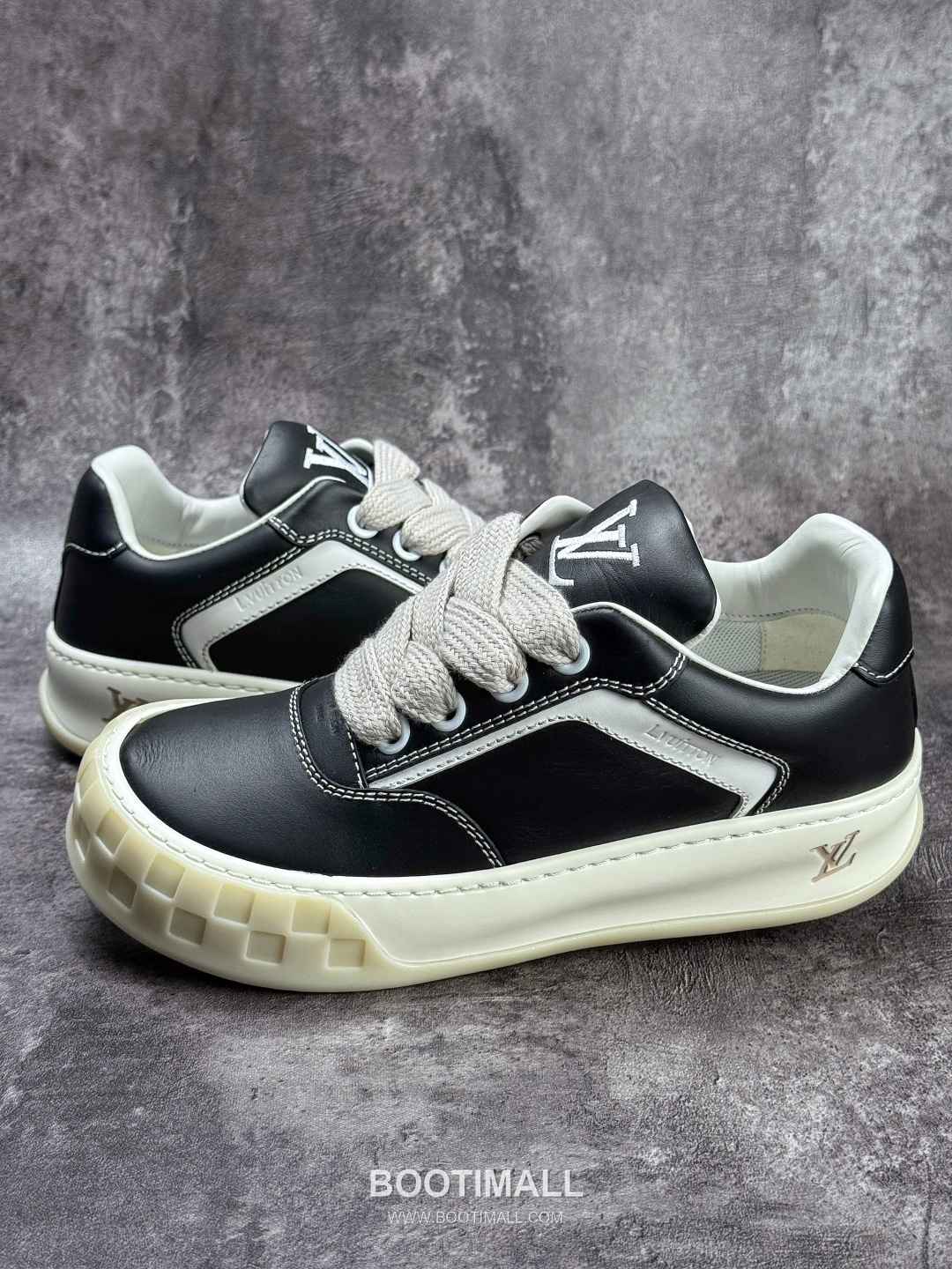 Louis Vuitton Tilted Monogram Denim Low Sneakers 루이비통 틸티드 모노그램 데님 로우 스니커즈
--- 1