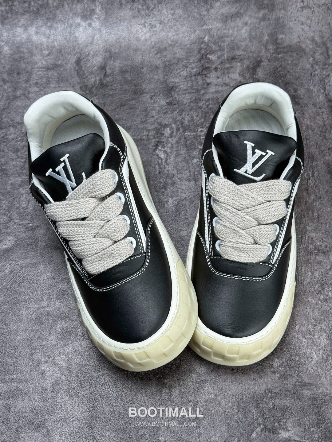 Louis Vuitton Tilted Monogram Denim Low Sneakers 루이비통 틸티드 모노그램 데님 로우 스니커즈
--- 2