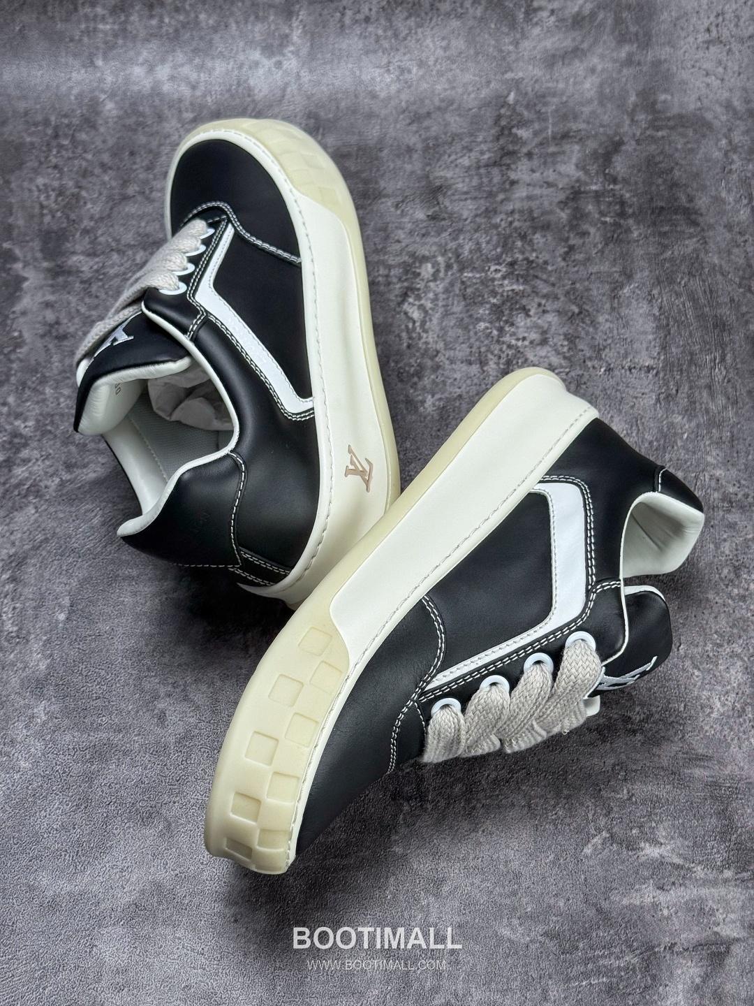 Louis Vuitton Tilted Monogram Denim Low Sneakers 루이비통 틸티드 모노그램 데님 로우 스니커즈
--- 3