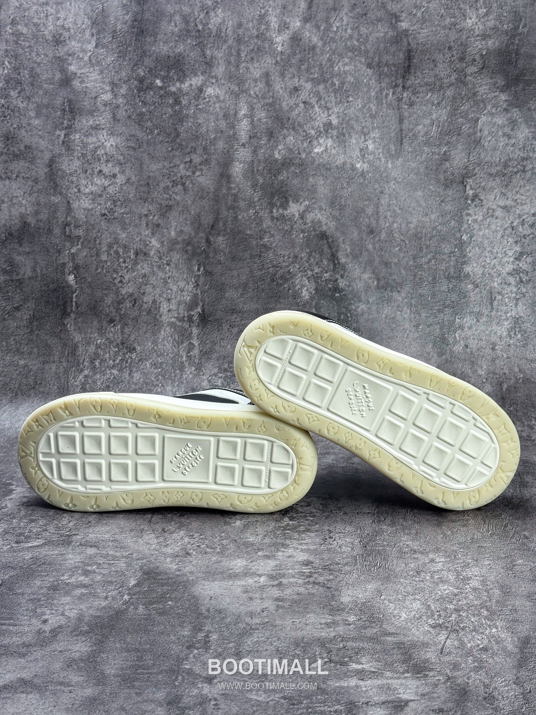 Louis Vuitton Tilted Monogram Denim Low Sneakers 루이비통 틸티드 모노그램 데님 로우 스니커즈
--- 7