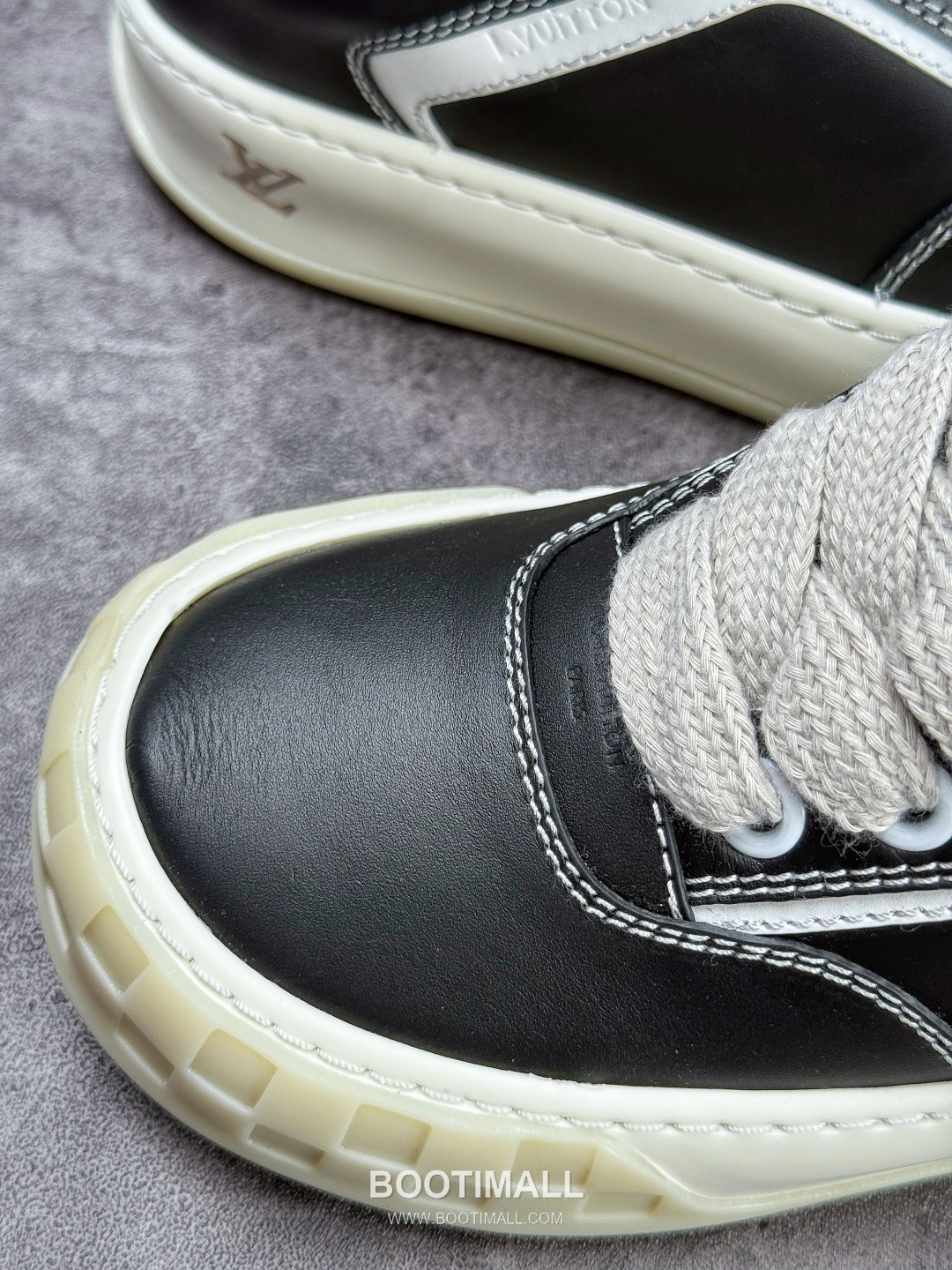 Louis Vuitton Tilted Monogram Denim Low Sneakers 루이비통 틸티드 모노그램 데님 로우 스니커즈
--- 8