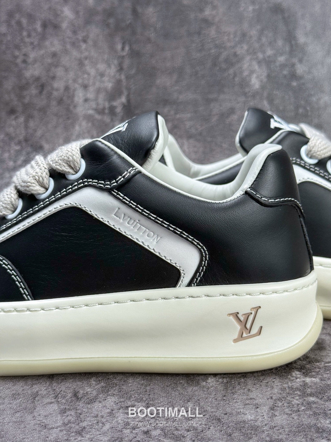Louis Vuitton Tilted Monogram Denim Low Sneakers 루이비통 틸티드 모노그램 데님 로우 스니커즈
--- 9